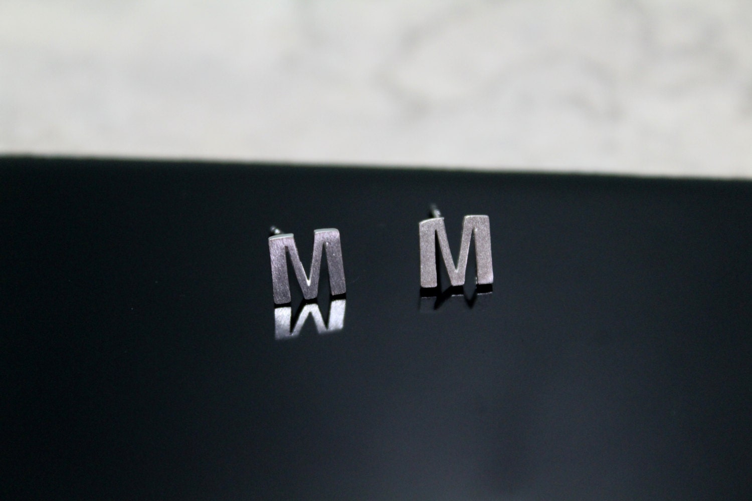 sterling Silber Initial Ohrstecker Kleiner M, Matte Oberfläche von Ronnie7