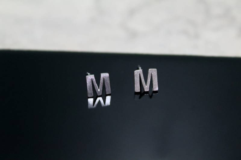 sterling Silber Initial Ohrstecker Kleiner M, Matte Oberfläche von Ronnie7