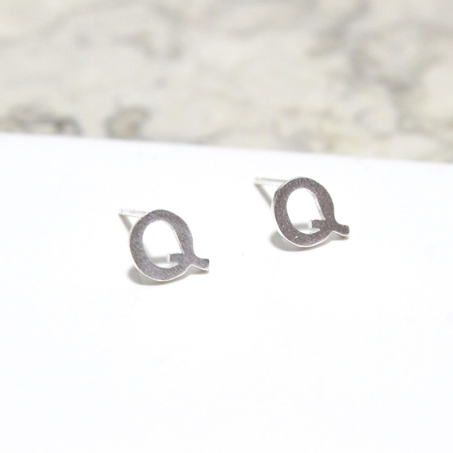 sterling Silber Initial Q Ohrstecker Gebürstet Matte Finish von Ronnie7