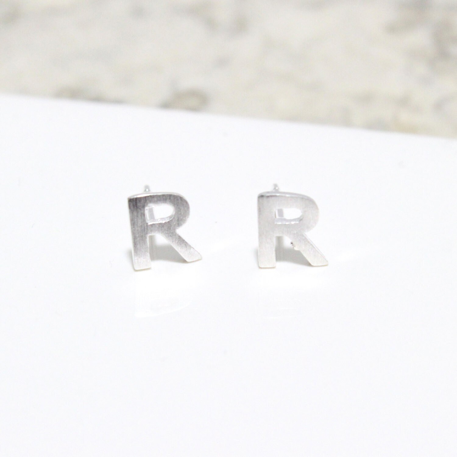 sterling Silber 925 Anfang Ohrstecker Kleine Buchstabe R Buchstaben Ohrringe, Alphabet Ohrringe von Ronnie7