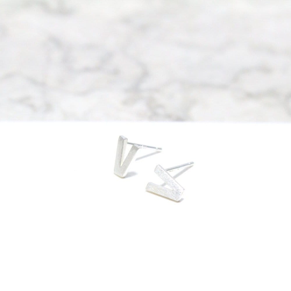 sterling Silber 925 Anfang Ohrstecker Kleine Buchstabe V Buchstaben Ohrringe, Alphabet Ohrringe von Ronnie7