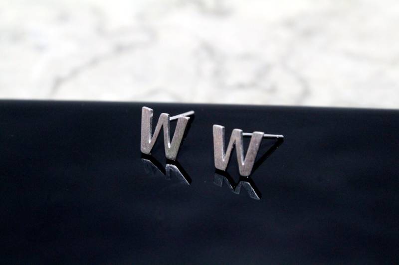 sterlingsilber - Ohrstecker Kleiner Buchstabe W, Matt von Ronnie7