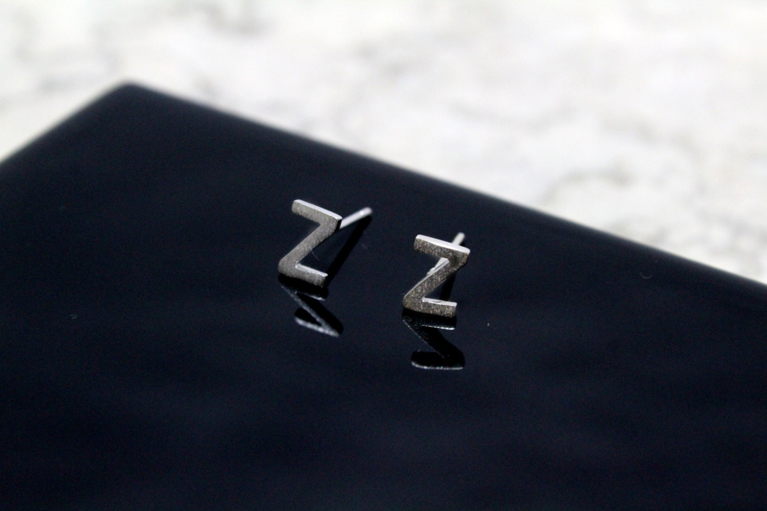 sterling Silber 925 Anfang Ohrstecker Kleine Buchstabe Z Buchstaben Ohrringe, Alphabet Ohrringe von Ronnie7