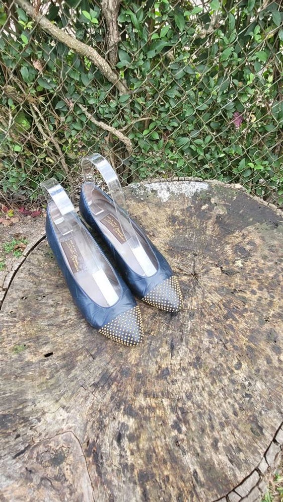 Frauen Vintage Leder Navy Und Gold Verzierte Pumps Von Sesto Meucci Of Florence Größe 5.5 M/Designer Kleid Schuhe von RonniesVintageCloset