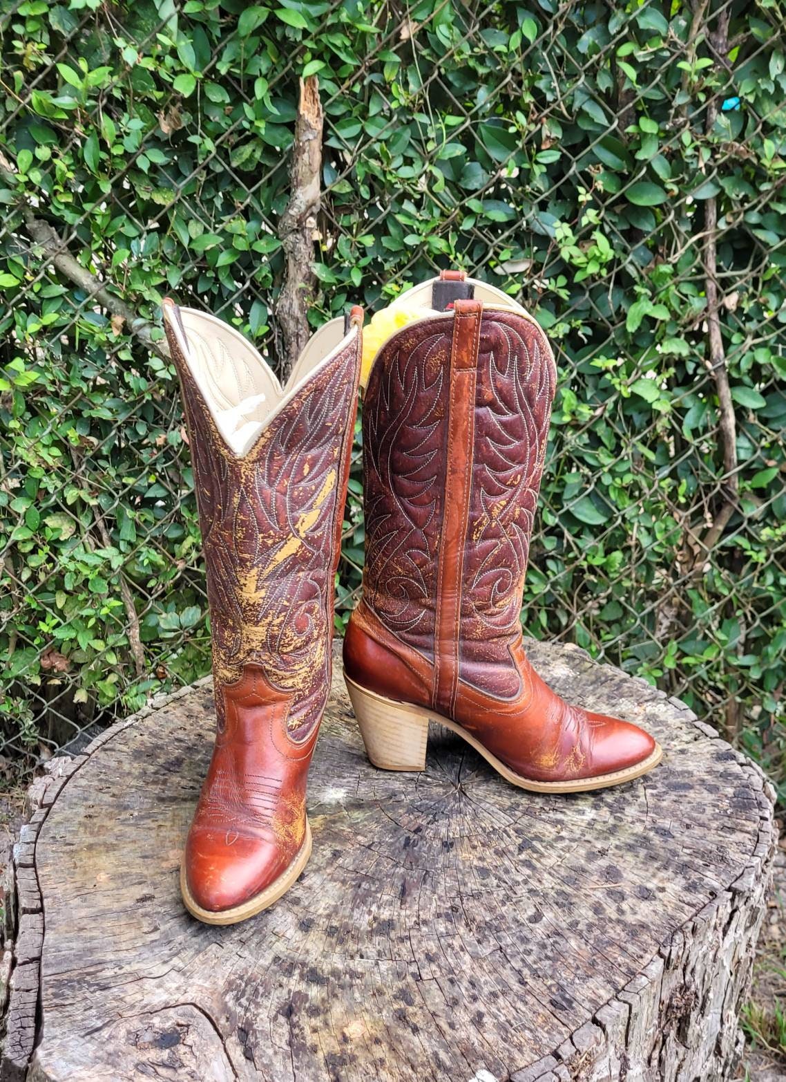 Vintage Cowboy Stiefel Mit Absatz Made By Dingo Kunstleder Und Damen Größe 6/Distressed Western Style Boots Aus Den 70Er Jahren von RonniesVintageCloset