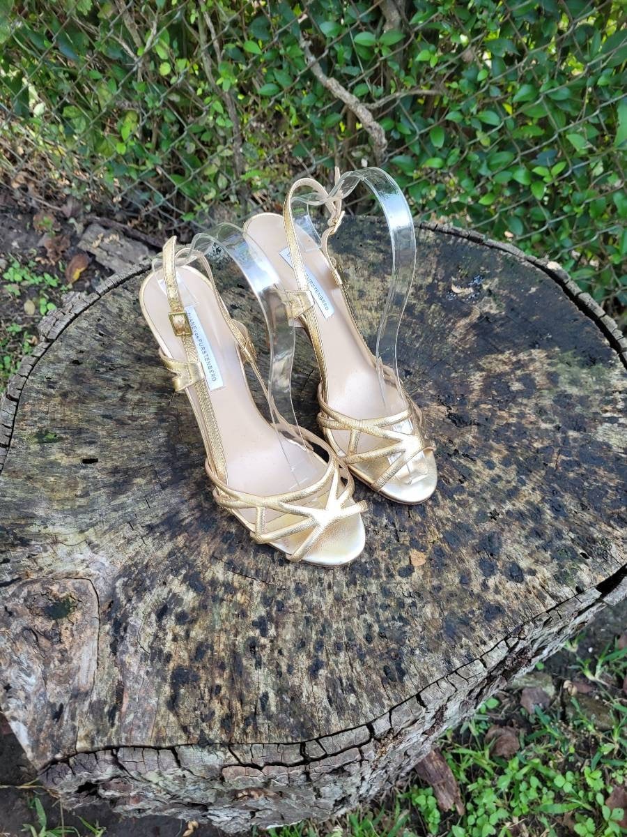 Vintage Diane Von Furstenberg Frauen Leder Gold Strap Stiletto Sandalen Größe 8, 5 B/Womens High Heel Designer von RonniesVintageCloset