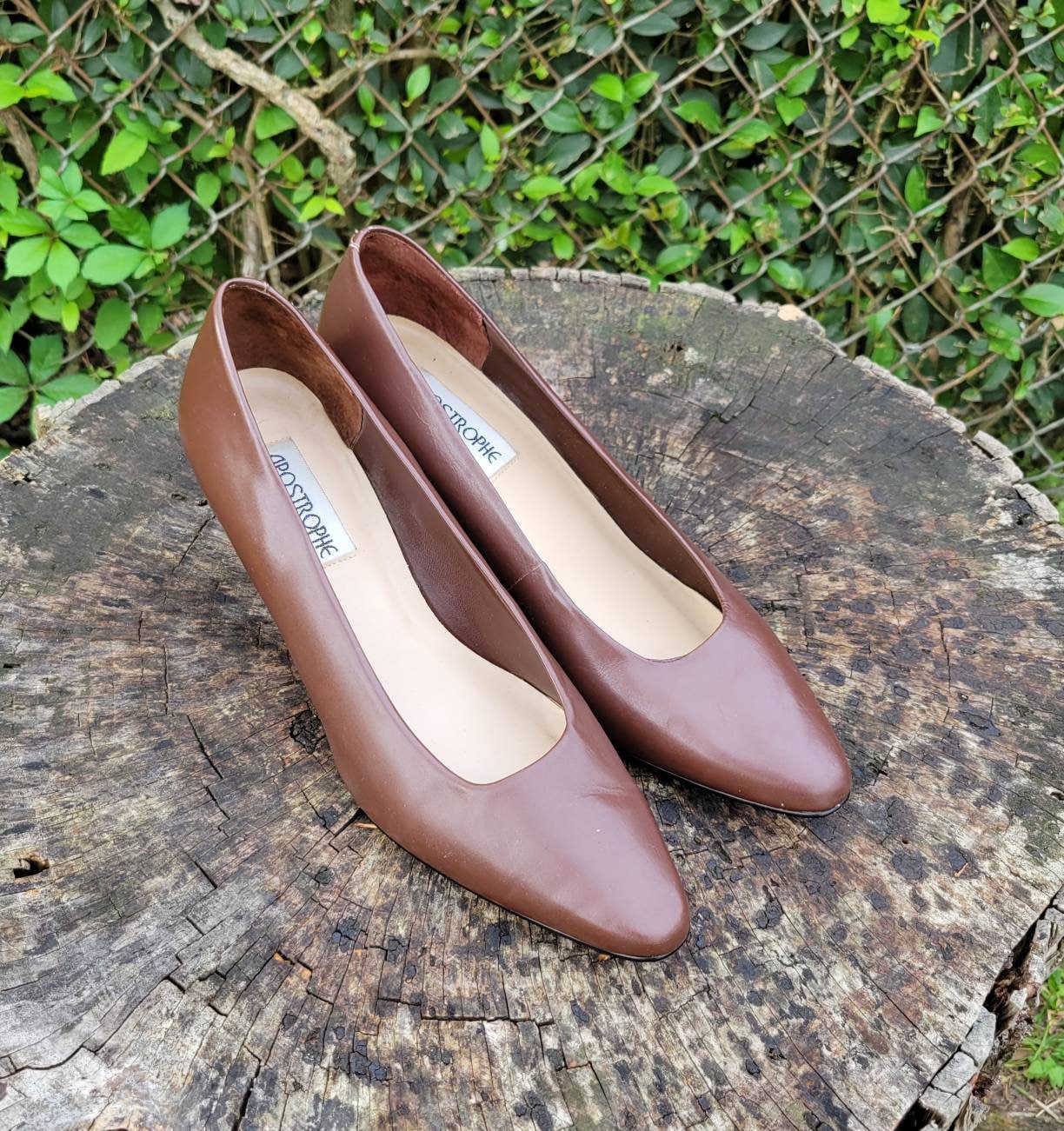 Vintage Echte Braune Leder Geschlossene Zehen Pumps/Damen Cocktail Schuhe Von Apostrophe Größe 9, 5 von RonniesVintageCloset