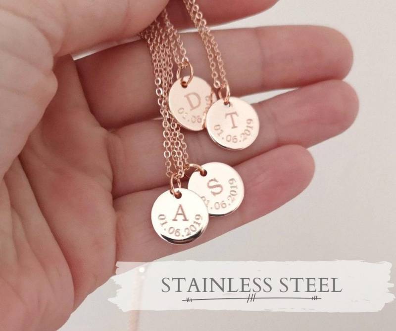 Brautjungfern Geschenk Personalisierte Halskette Initiale & Datum Hochzeitsschmuck Andenken Gravierte Scheibe Schwester D12 von RonnyPop