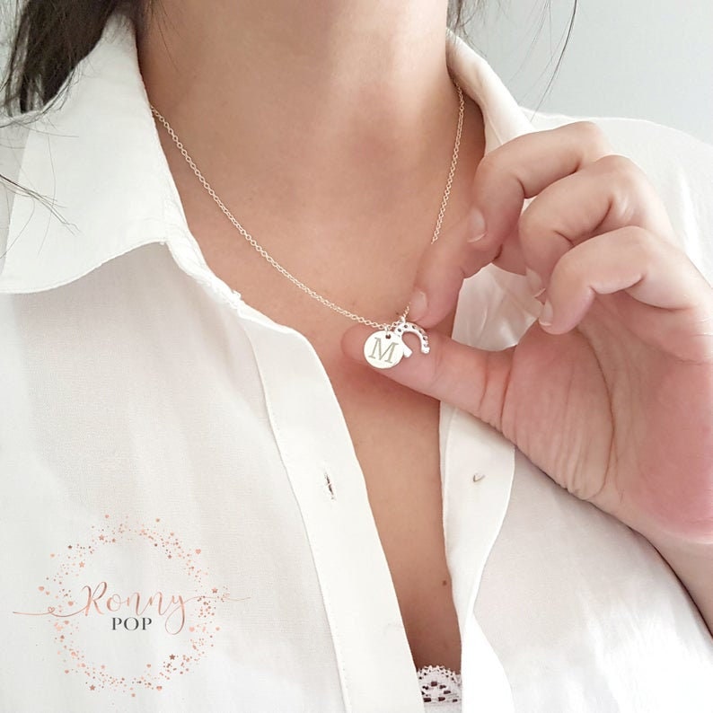 Glücksbringer Schmuck Hufeisen Halskette Initiale Personalisierte Gravierte Scheibe Brautjungfern Geschenk Schwester von RonnyPop