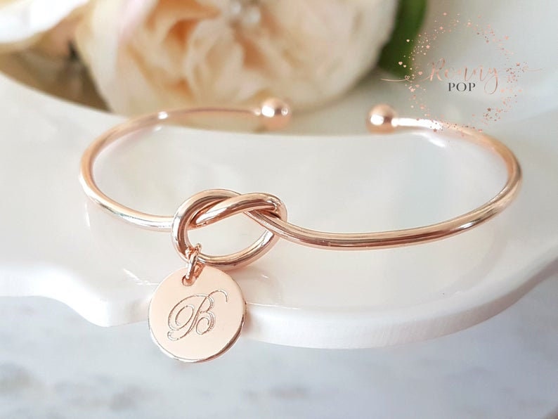 Herzknoten Und Initialenarmband - Personalisiertes Armband Ewigkeitssymbol Unendlichkeit Brautjungferngeschenk Schwestergeschenk D12 von RonnyPop