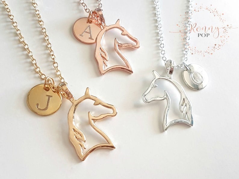 Personalisierte Initiale & Pferdehalskette - Gravierte Scheibe Initialenschmuck Personalisiertes Geschenk Partygeschenk Maßanfertigung von RonnyPop
