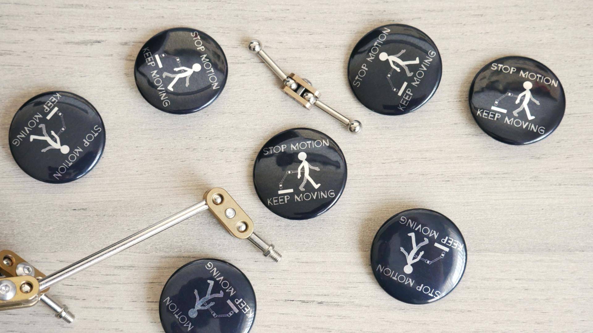 stop-Motion-Animation Anstecker "Keep Walking" Metallic Künstlerabzeichen | 3, 5 cm stop-Motion-Animation Anstecker "Keep Walking" Metallic Künstlerabzeichen | 3, 5 cm von RooNeloArt