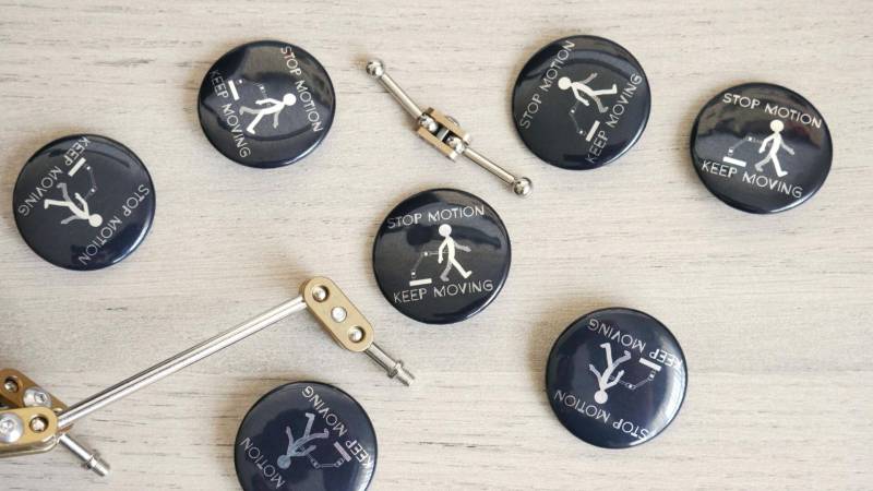 stop-Motion-Animation Anstecker "Keep Walking" Metallic Künstlerabzeichen | 3, 5 cm stop-Motion-Animation Anstecker "Keep Walking" Metallic Künstlerabzeichen | 3, 5 cm von RooNeloArt