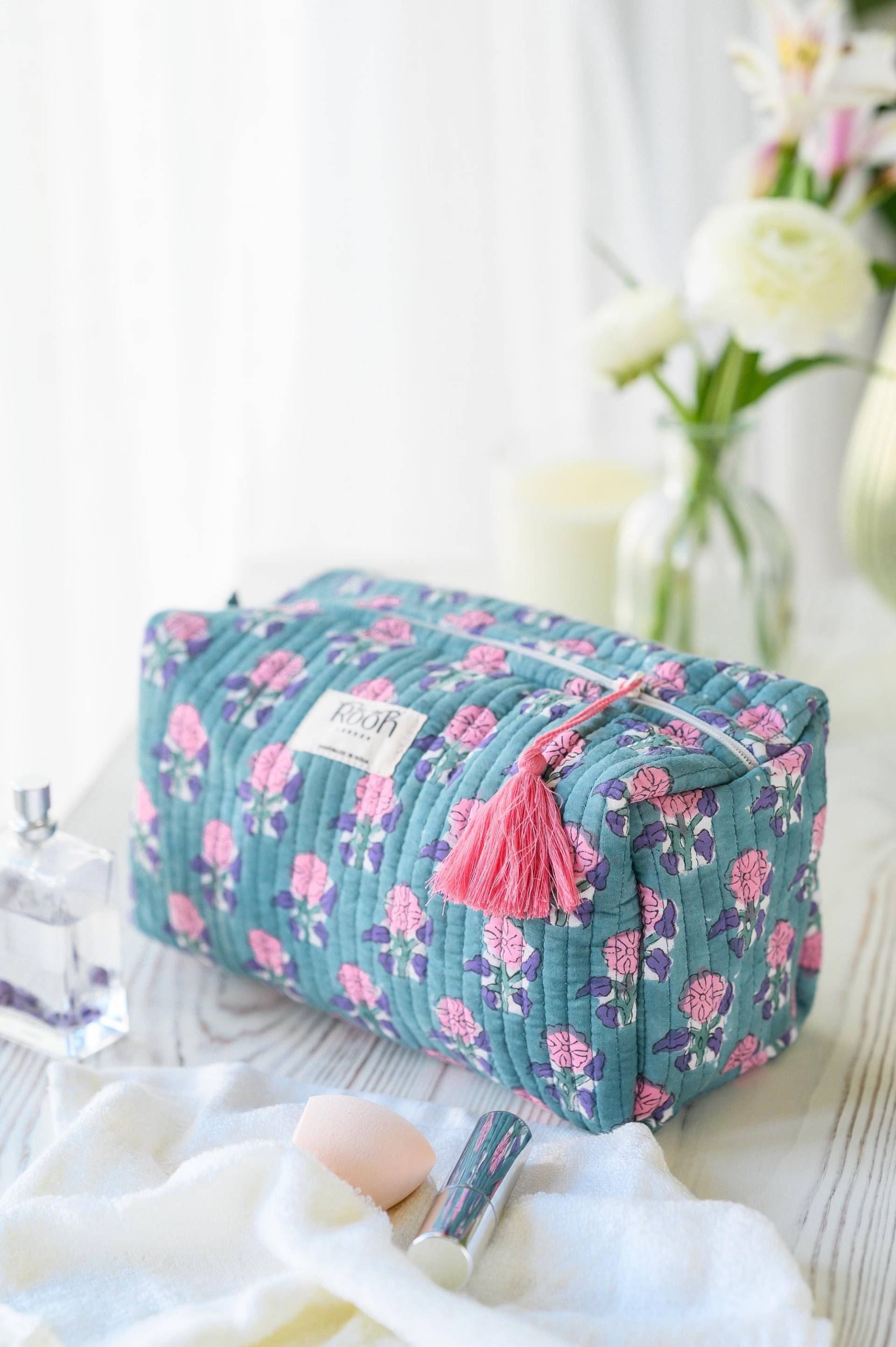 Kulturtasche Mit Blockprint-Muster, Wasserdichter Beschichtung, Weihnachtsgeschenk Für Sie Kulturtasche Mit Blockprint-Muster, Wasserdichter Beschichtung, Weihnachtsgeschenk Für Sie von RoohLondon