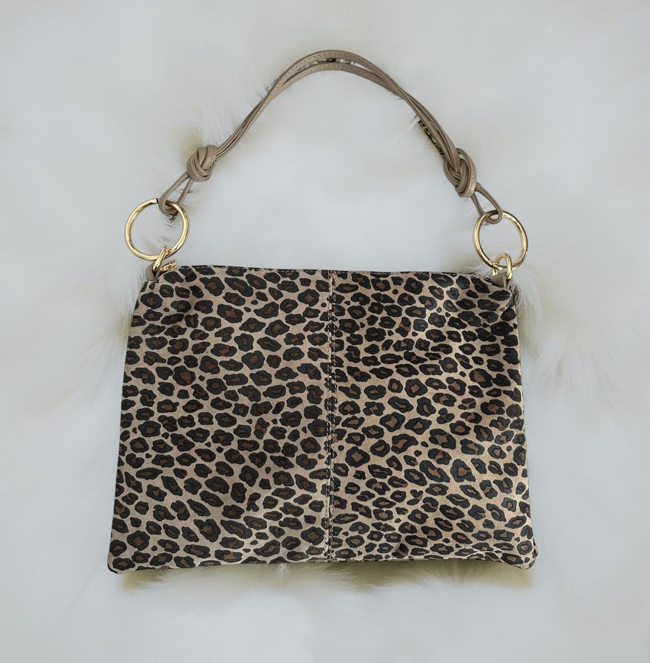 Flache Leo Tasche Aus Leder | Leopard Umhängetasche Mit Goldenen Ringen Animal Print Look Echtleder von RoosGiftShop