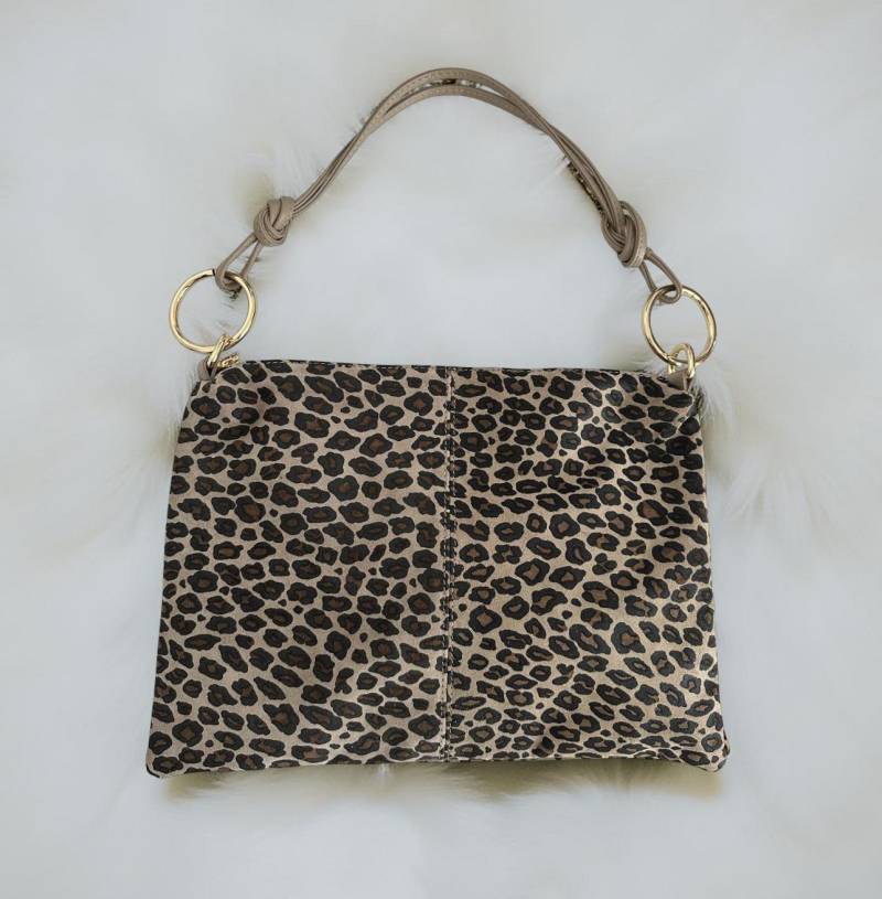 Flache Leo Tasche Aus Leder | Leopard Umhängetasche Mit Goldenen Ringen Animal Print Look Echtleder von RoosGiftShop