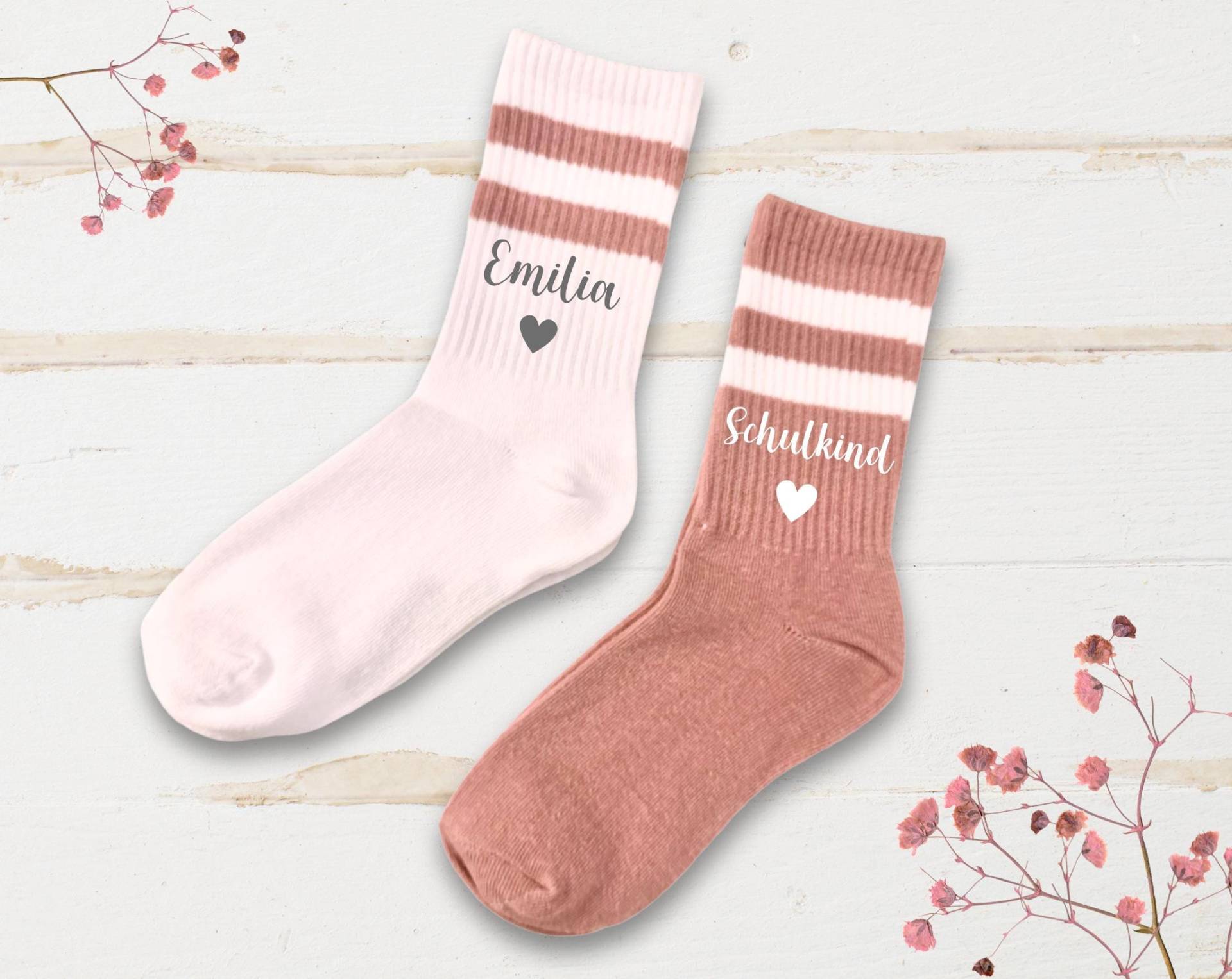 Socken Für Das Schulkind | Name Und Weiße, Graue Oder Rosa Strümpfe Mit Grauer Weißer Schrift von RoosGiftShop