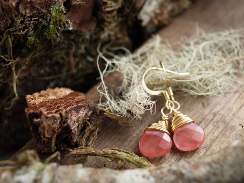 Handgemachte Cherry Quartz Wire Wrapped Hängeohrringe Handgemachte Cherry Quartz Wire Wrapped Hängeohrringe von RootandRoe