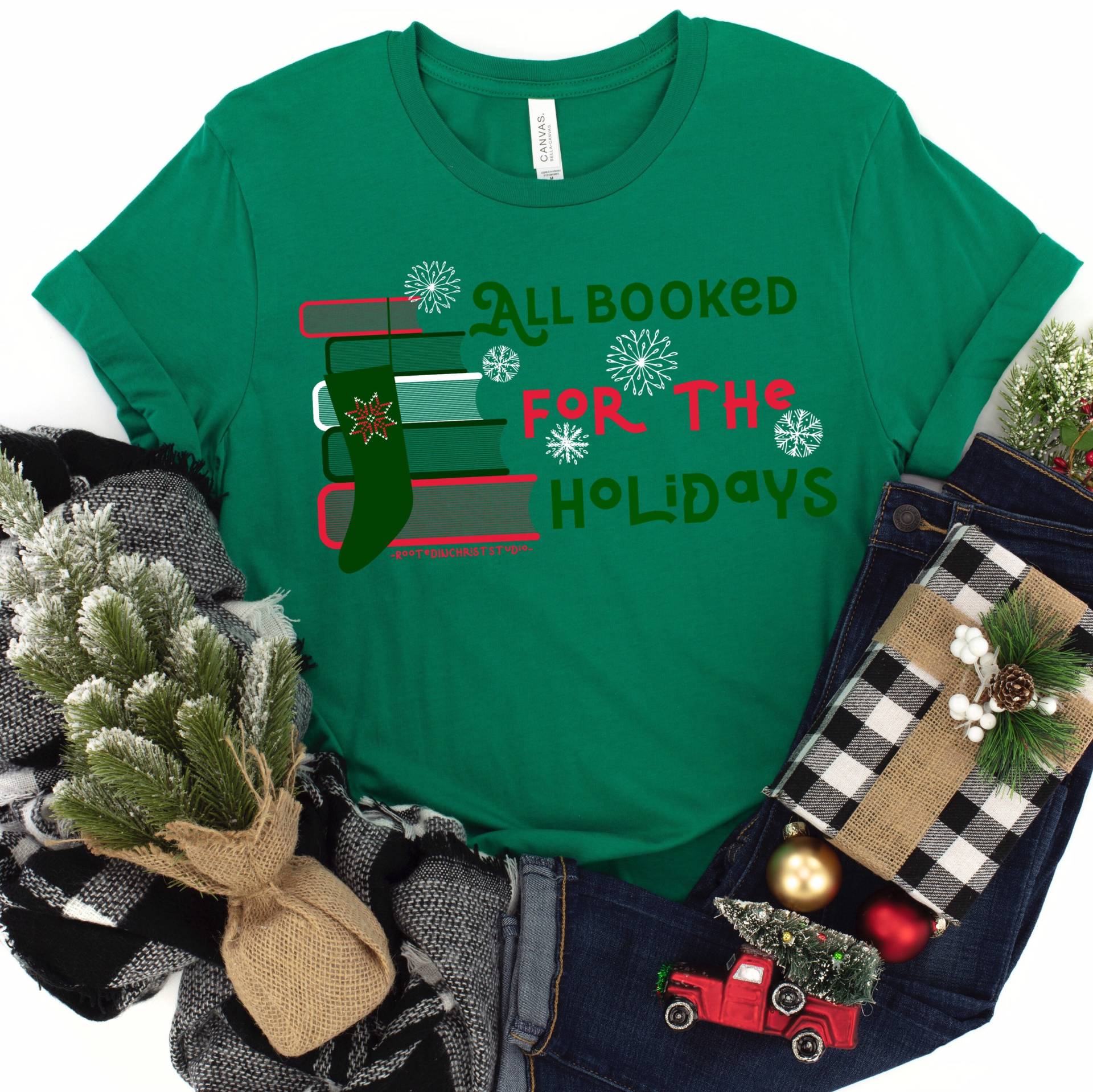 All Booked For The Holidays Shirt, Bibliothekar Geschenk Für Bibliothekarin, Leseshirt, Buchliebhaber Literatur Weihnachtsshirt von RootedInChristStudio