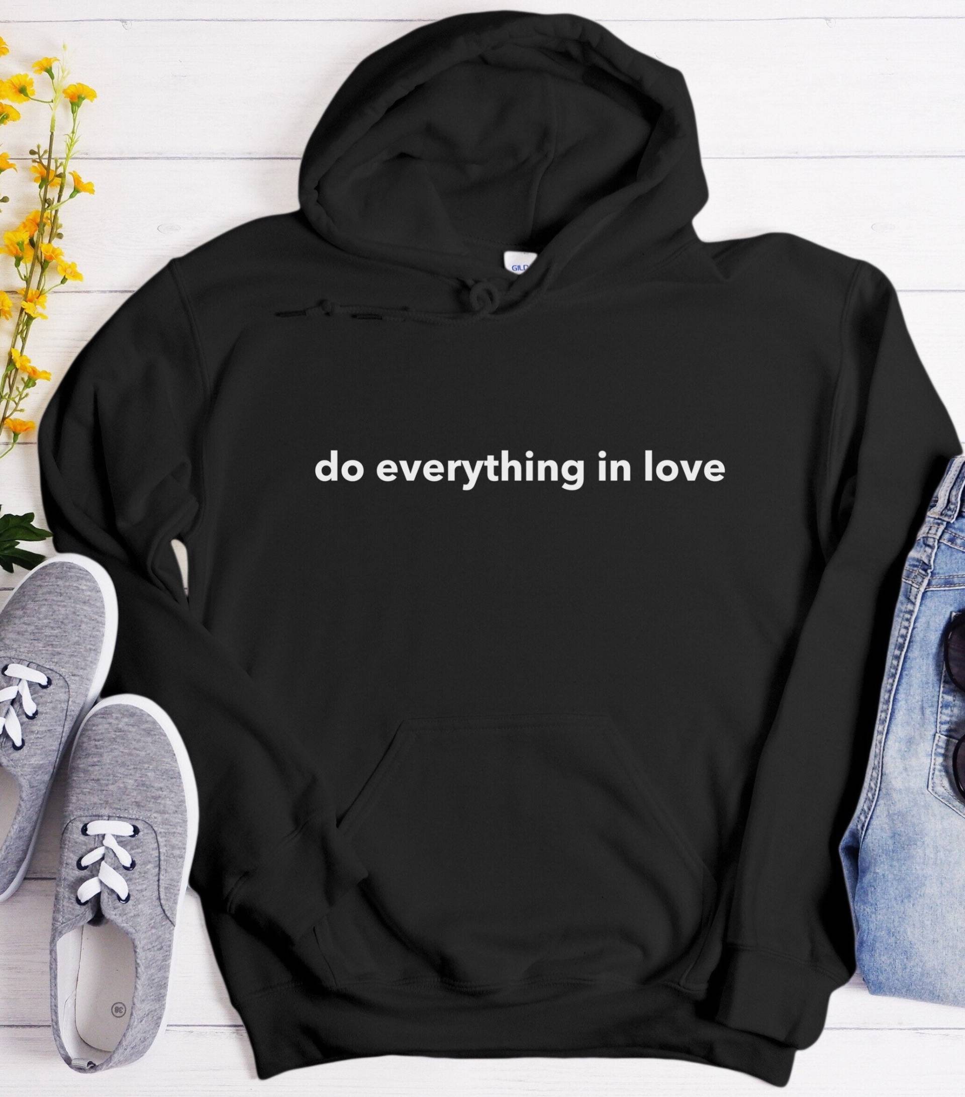 Tun Sie Alles in Liebe Hoodie, Christlicher Christliche Kleidung, Bibelvers von RootedInChristStudio
