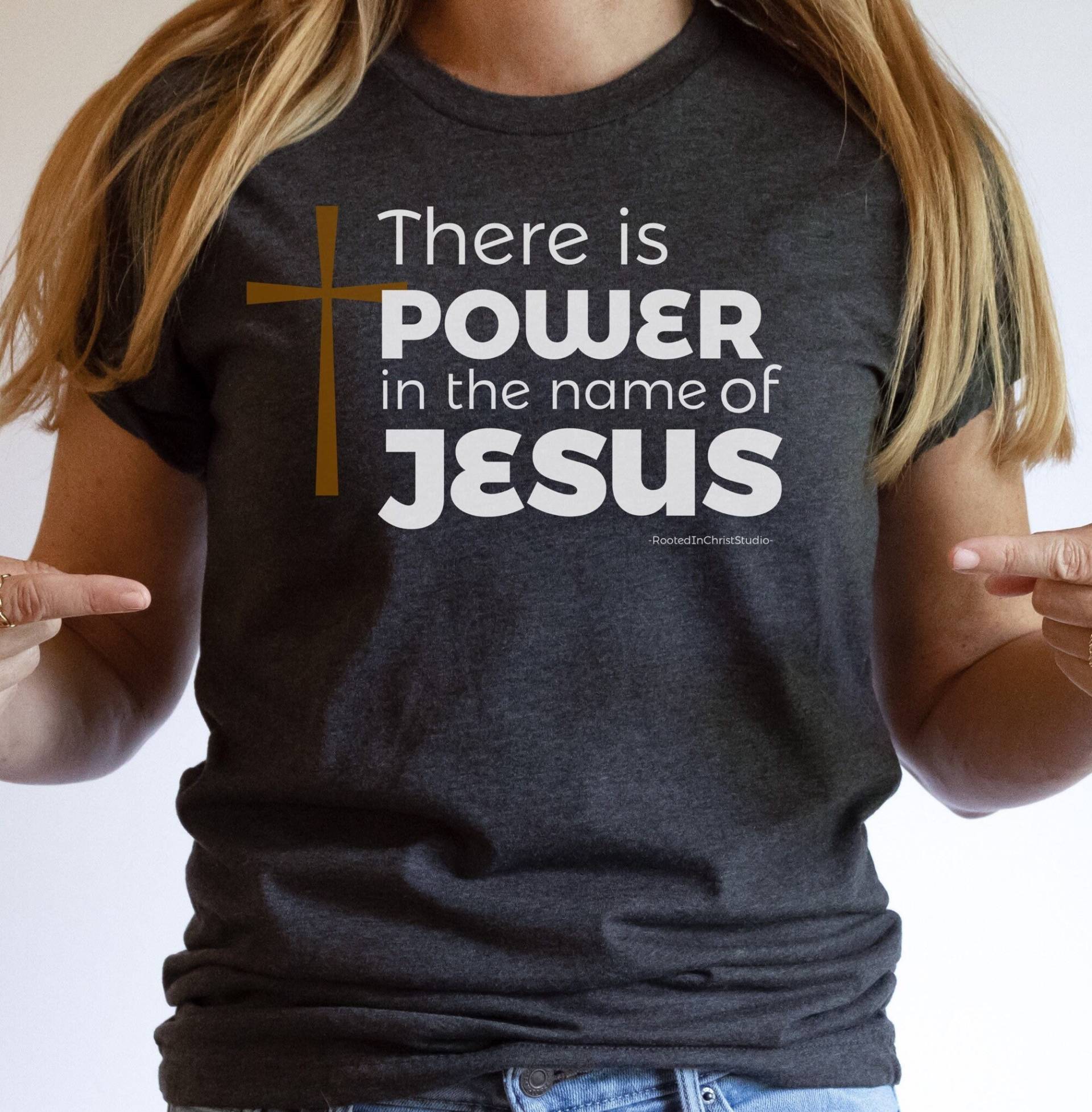 Es Gibt Kraft Im Namen Von Jesus Shirt, Christliche Shirts Für Sie, Ihn, Kreuz Shirt von RootedInChristStudio