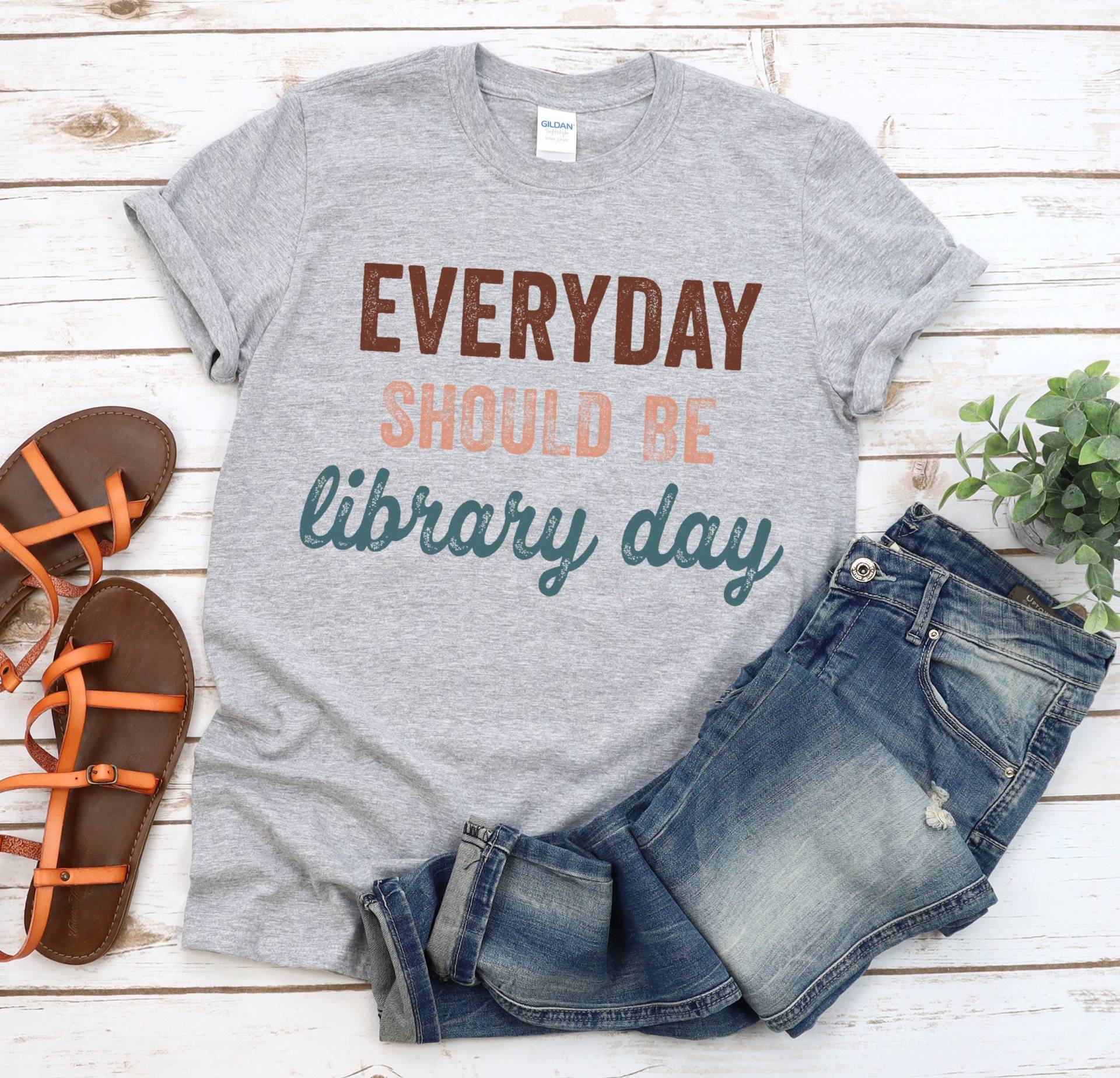 Every Day Should Be Library Day, Media Specialist Shirt, Bibliothek Bibliothekan Lehrer Mom Homeschool Shirt von RootedInChristStudio