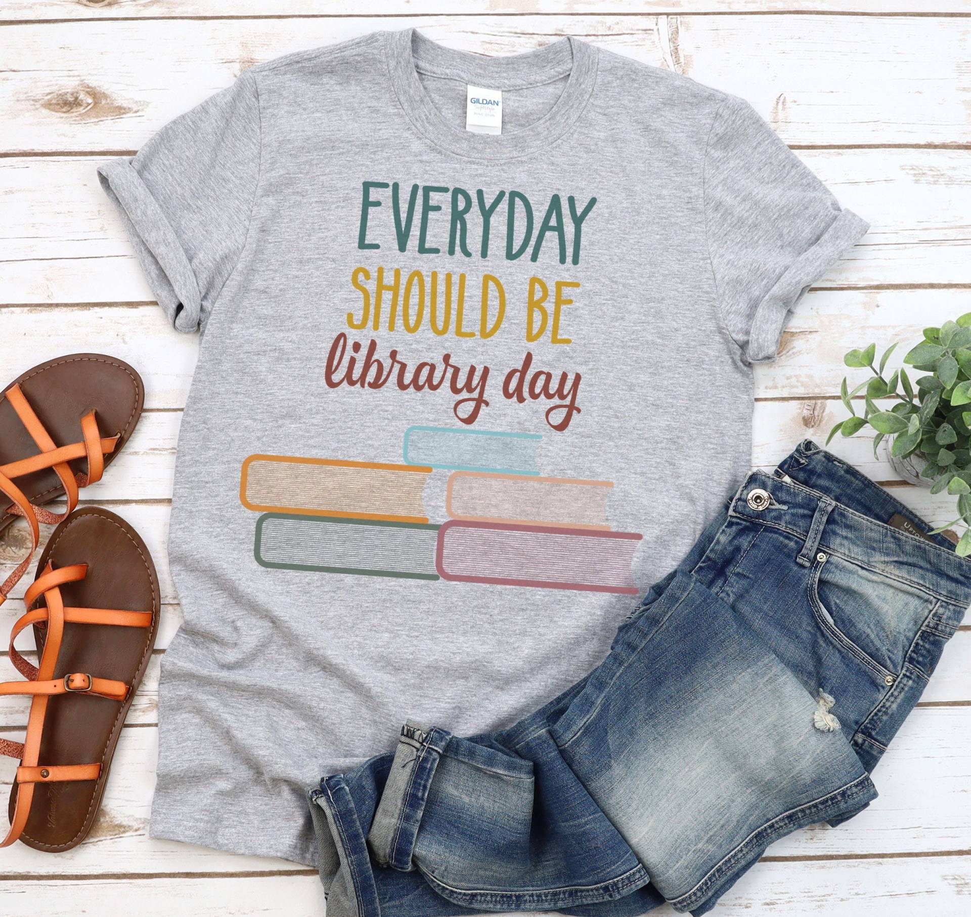 Everyday Should Be Library Day, Media Specialist Shirt, Bibliotheks Bibliothekan Lehrer Mom Homeschool Shirt von RootedInChristStudio