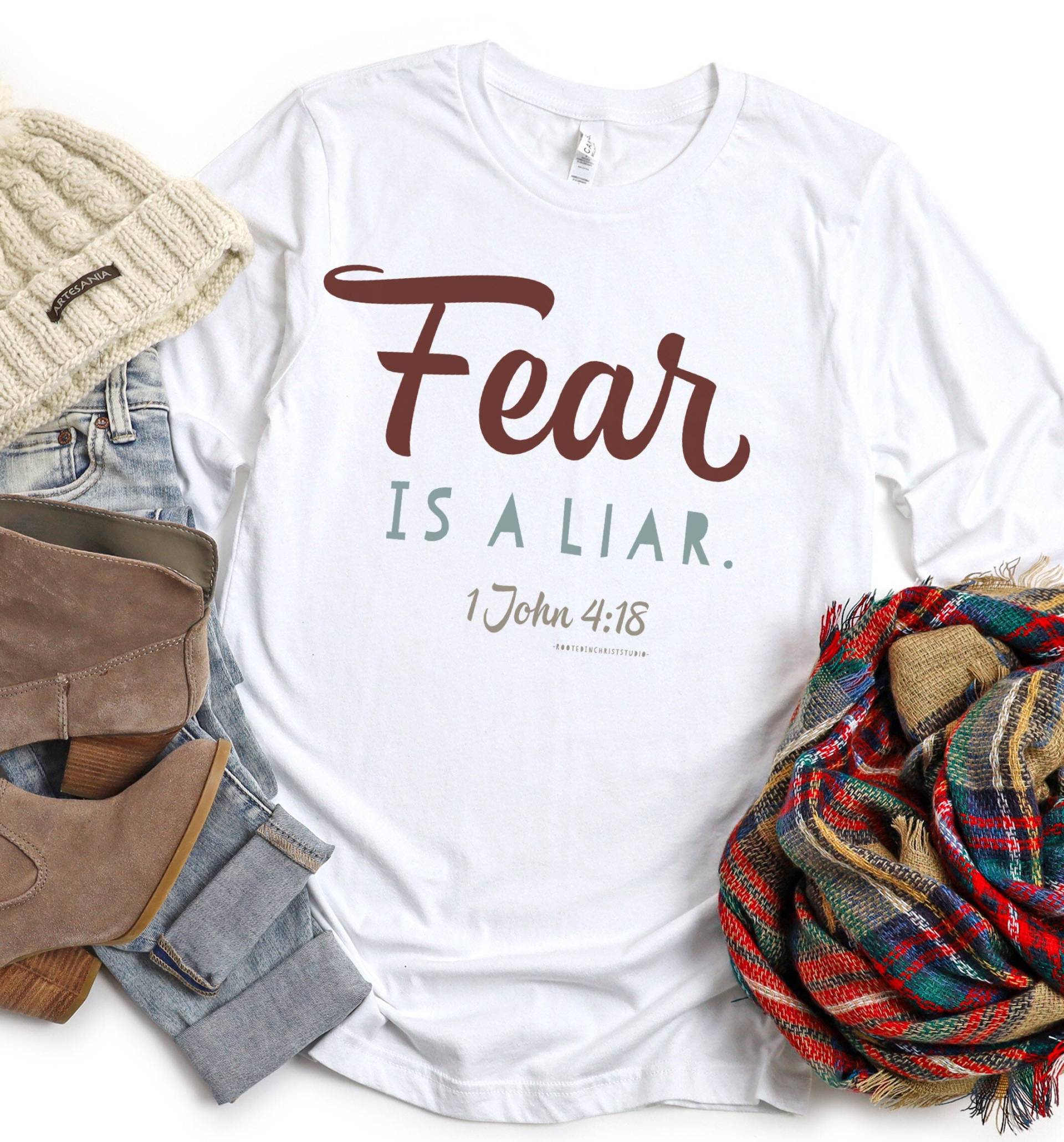 Fear Is A Liar Langarm T-Shirt, Glaube Über Angst 1 John 418, Bibel Vers Furchtloses Shirt, Homeschool Mom Mental Health Shirt von RootedInChristStudio