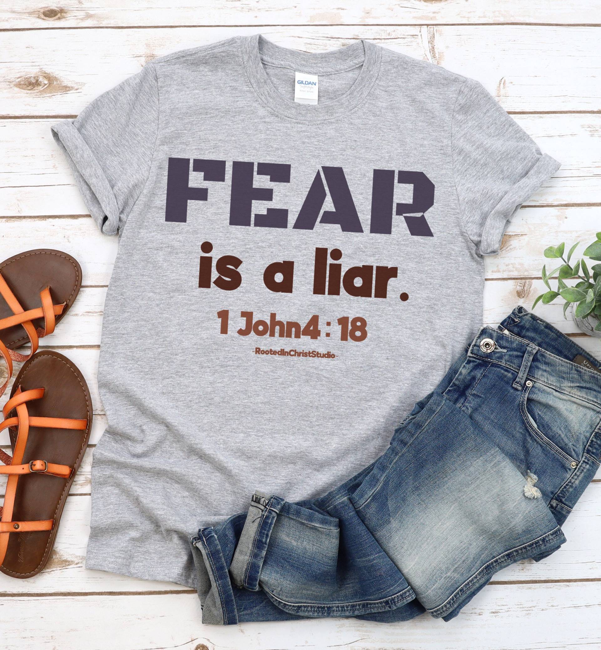 Fear Is A Liar Shirt, Faith Over T-Shirt, 1 Johannes 418, Bibelvers Furchtloses Homeschool Mental Health Shirt von RootedInChristStudio