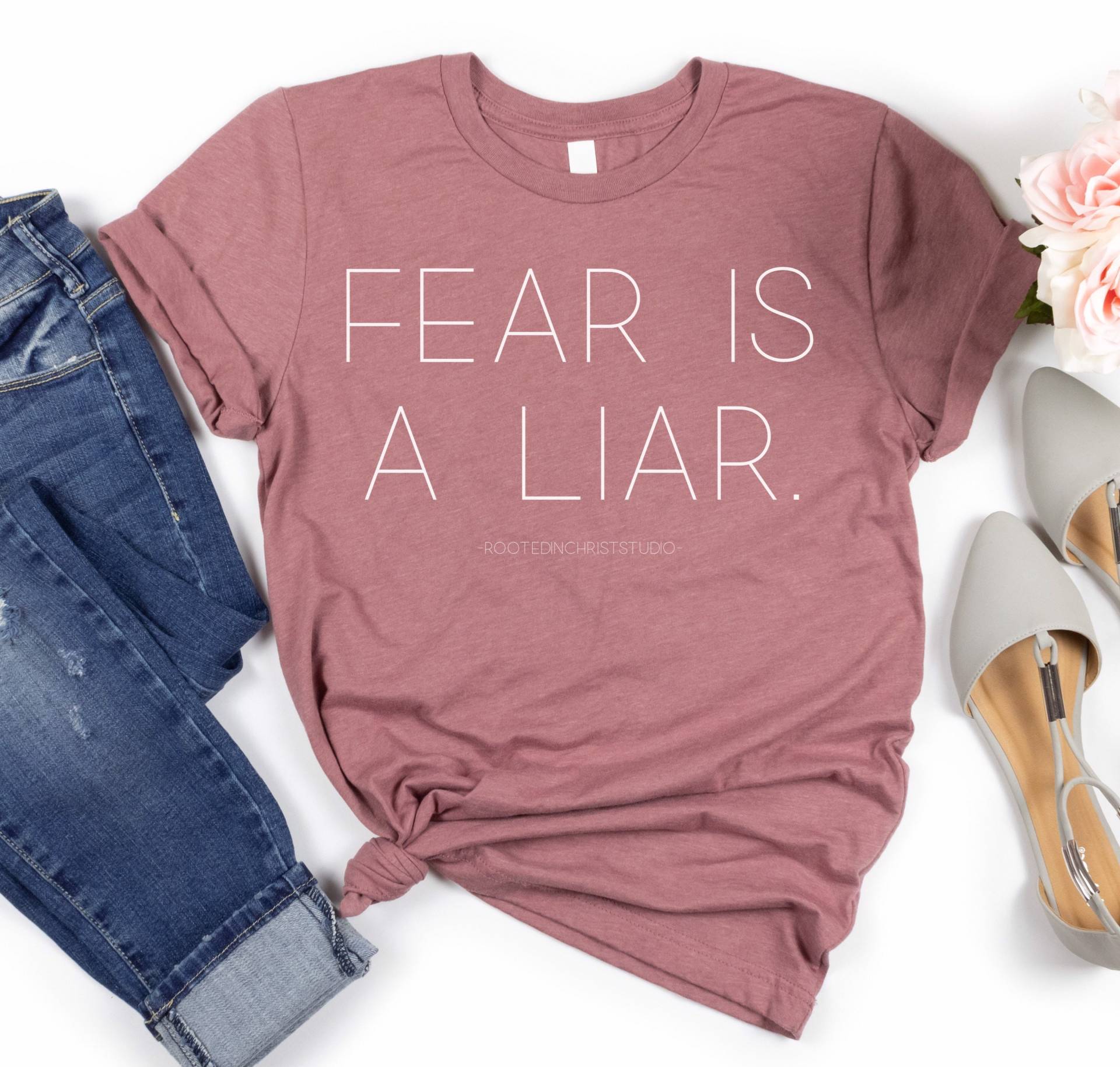 Fear Is A Liar Shirt, Glaube Über Angst T-Shirt, Liebe Ausgegossene Angst, Bibel Vers Mental Health Homeschool Mom Fearless Shirt von RootedInChristStudio