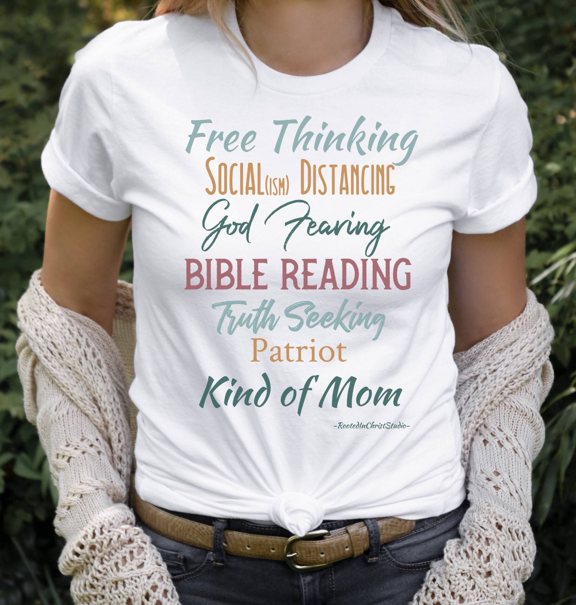 Free Thinking Social(Ism Distancing God Fearing Bible Reading Truth Seeking Patriot Kind Of Mom Shirt, Konservatives Homeschool von RootedInChristStudio