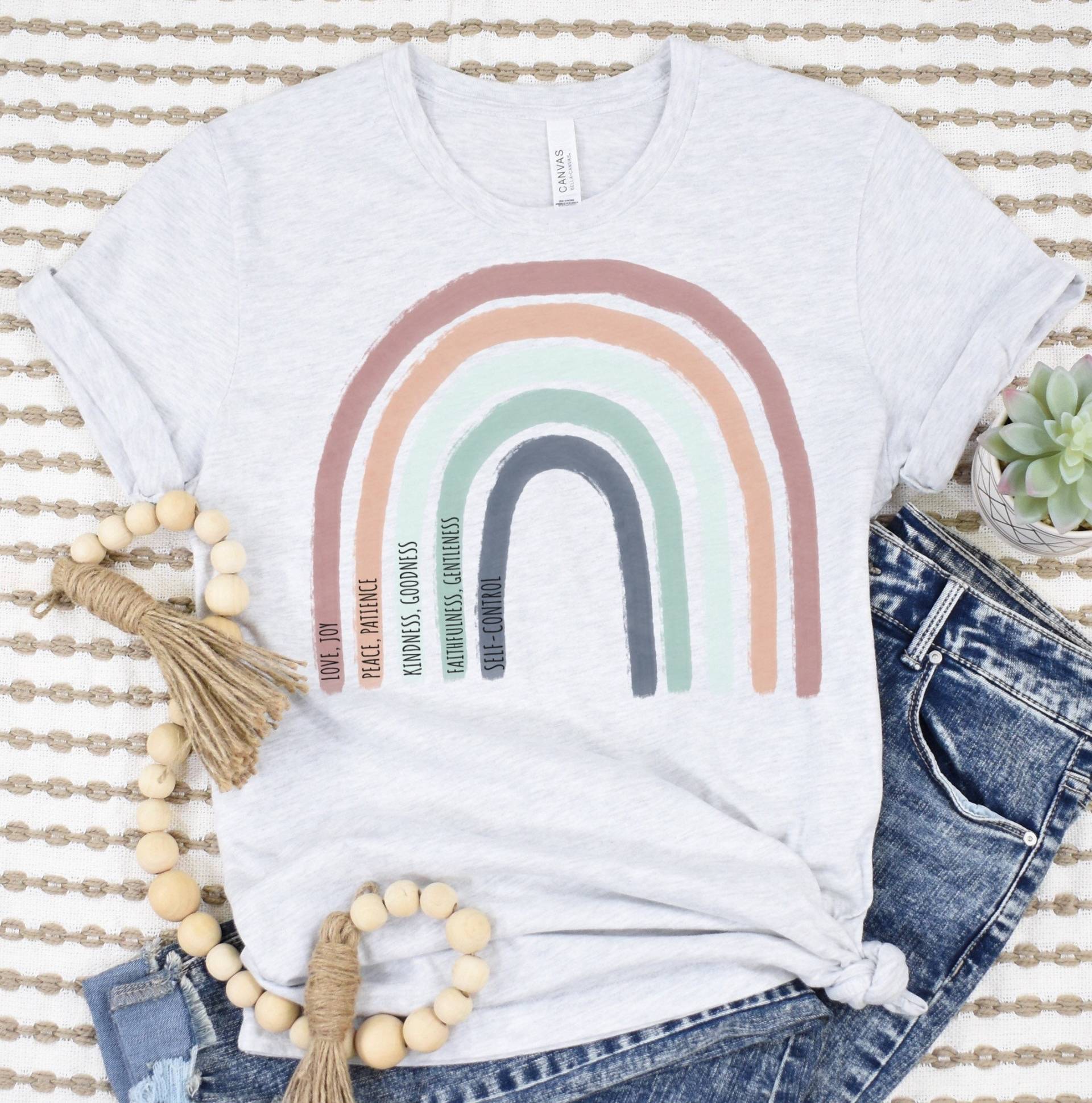 Fruit Of The Spirit Christian Rainbow Shirt, Christliche Shirts Für Sie, Boho Regenbogen Muttertag Geschenk, Homeschool Mom Shirt von RootedInChristStudio