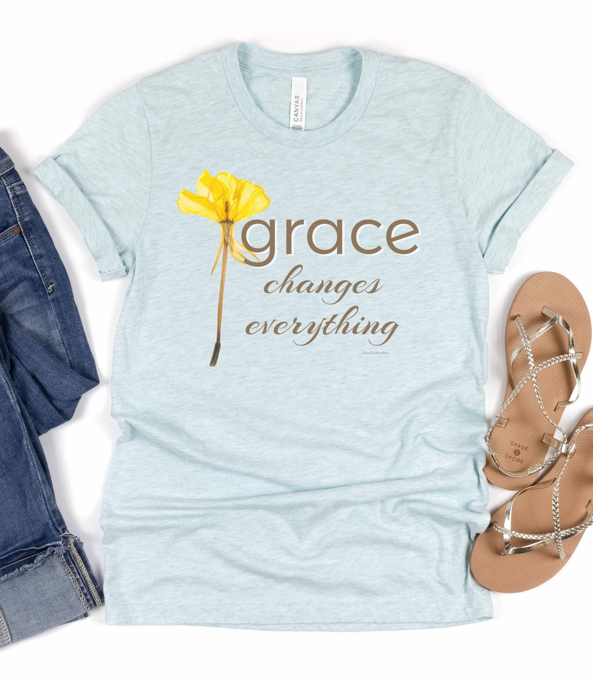 Grace Changes Everything Shirt, Christliche Shirts Für Sie, Muttertag Geschenk, Inspirierende Schrift Shirt von RootedInChristStudio