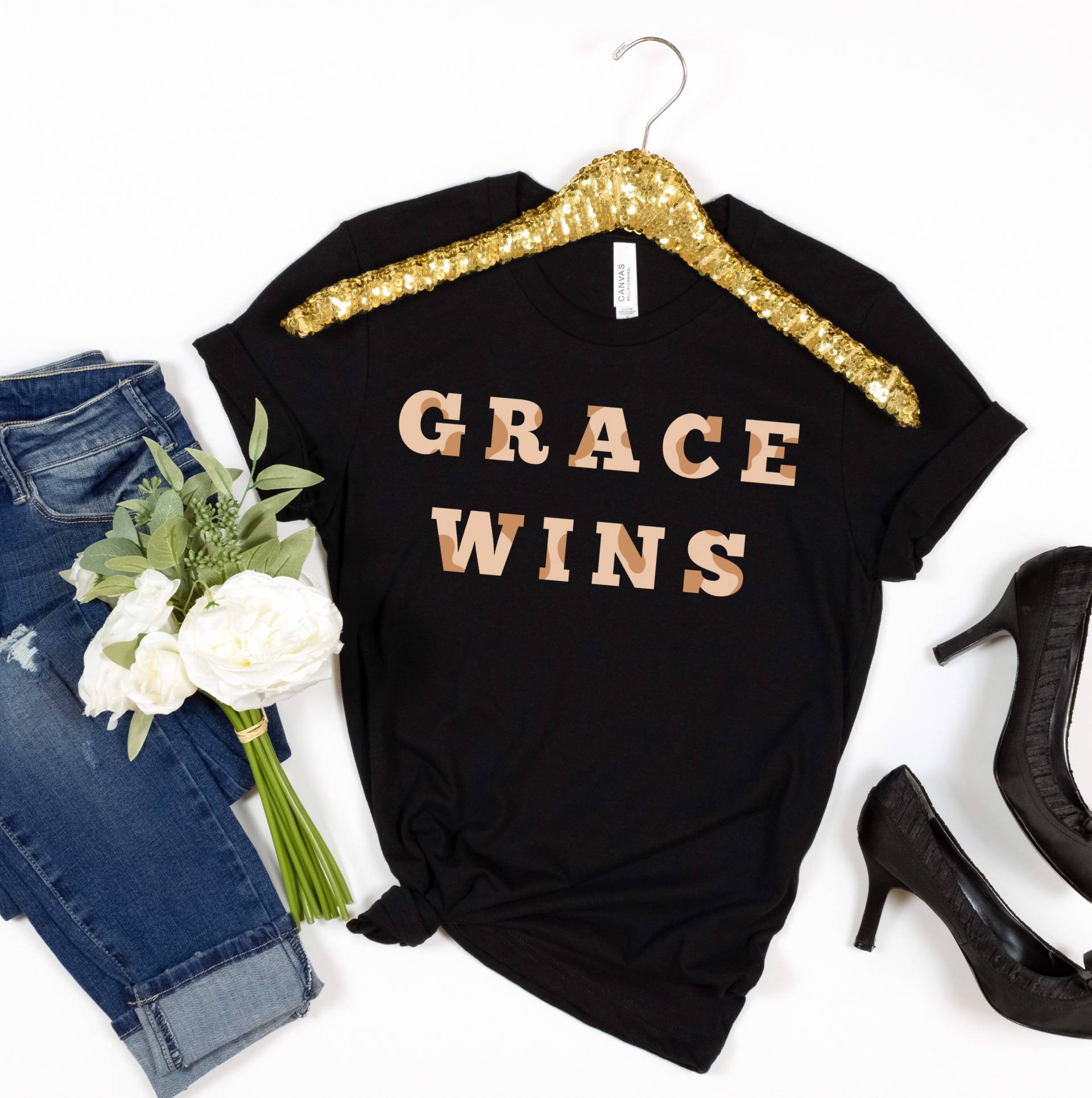 Grace Wins Shirt, Leopard Print Design, Christliches Frauen Bibelvers Schrift Religiöses Christliches Teenager T-Shirt von RootedInChristStudio
