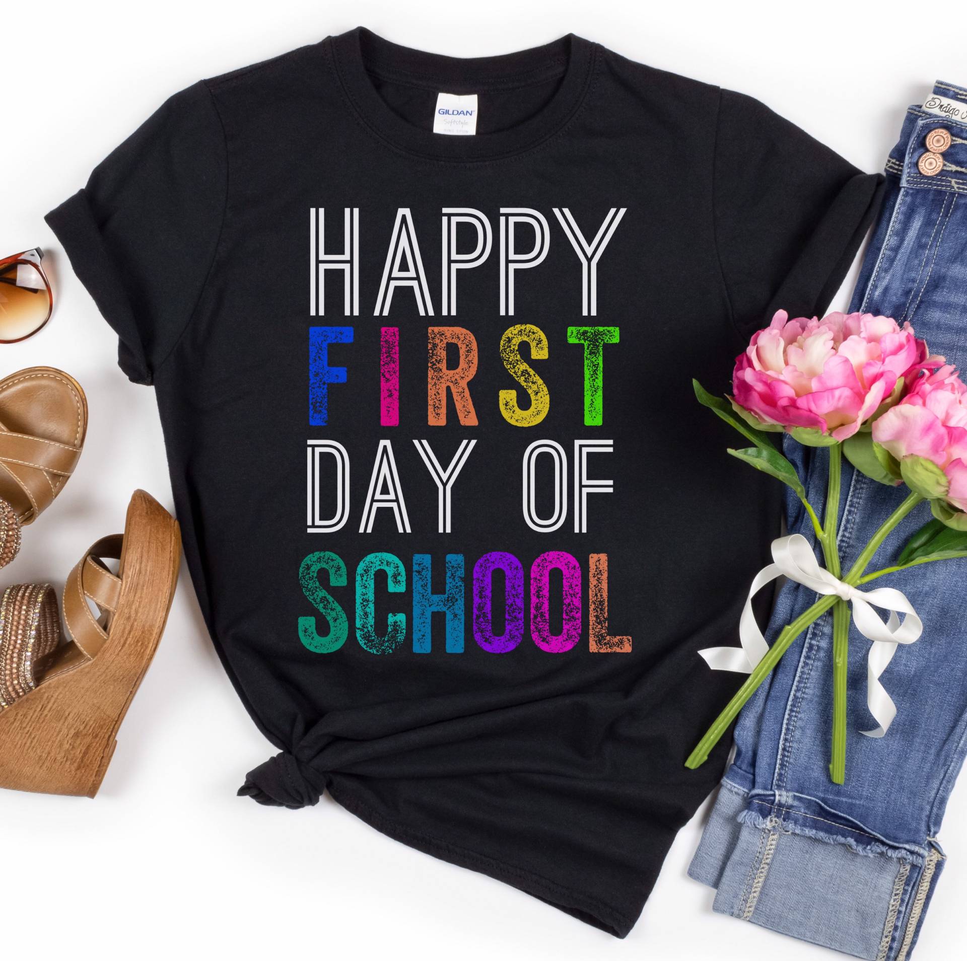 Happy First Day Of School Shirt, Tshirt Für Lehrer, Back To Team Teacher Shirts, Unisex Lehrer T-Shirt von RootedInChristStudio