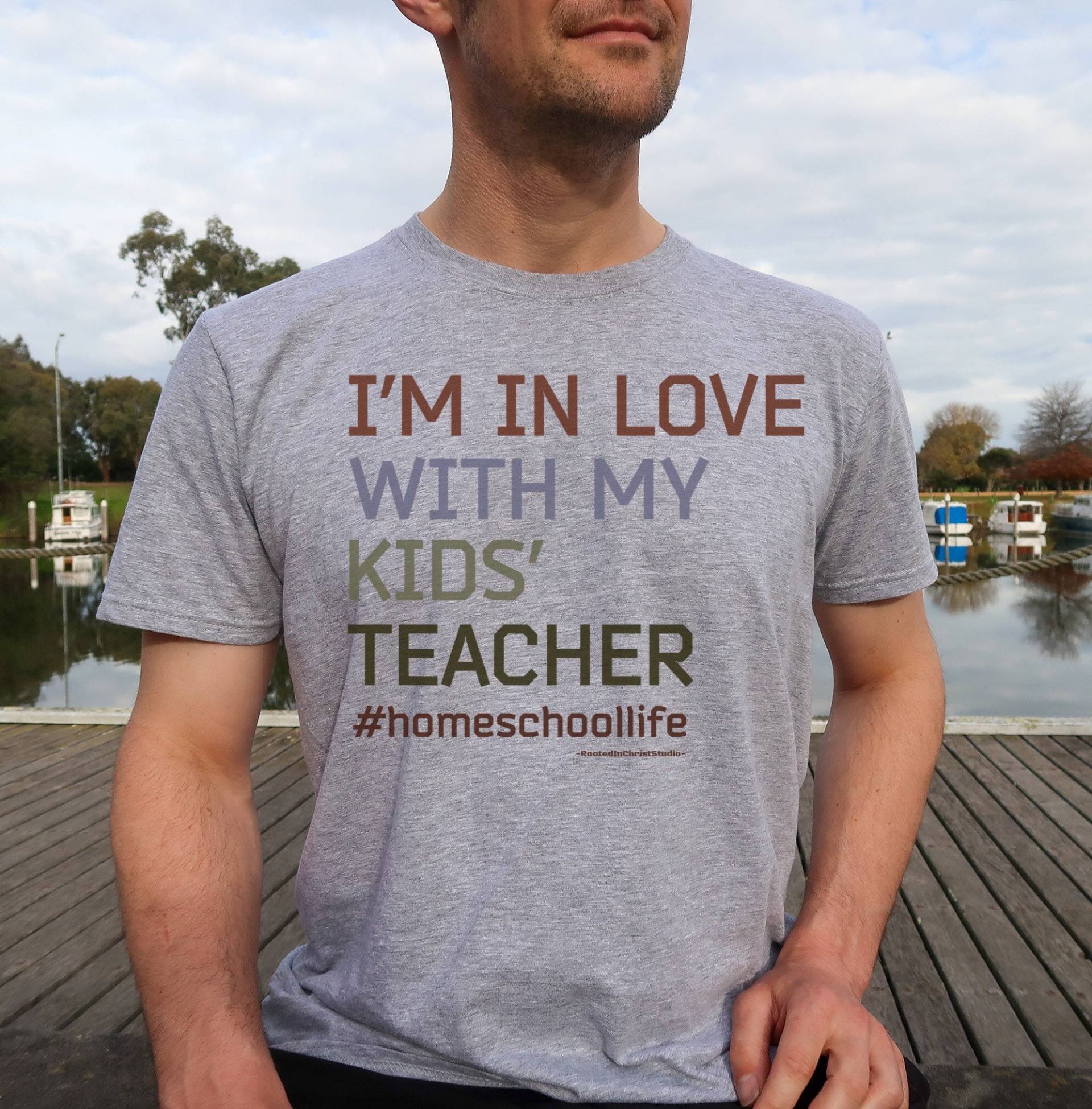 I'm in Love With My Kids' Teacher, Lustiges Homeschool Geschenk, Humorvolles Shirt, Dad Life von RootedInChristStudio