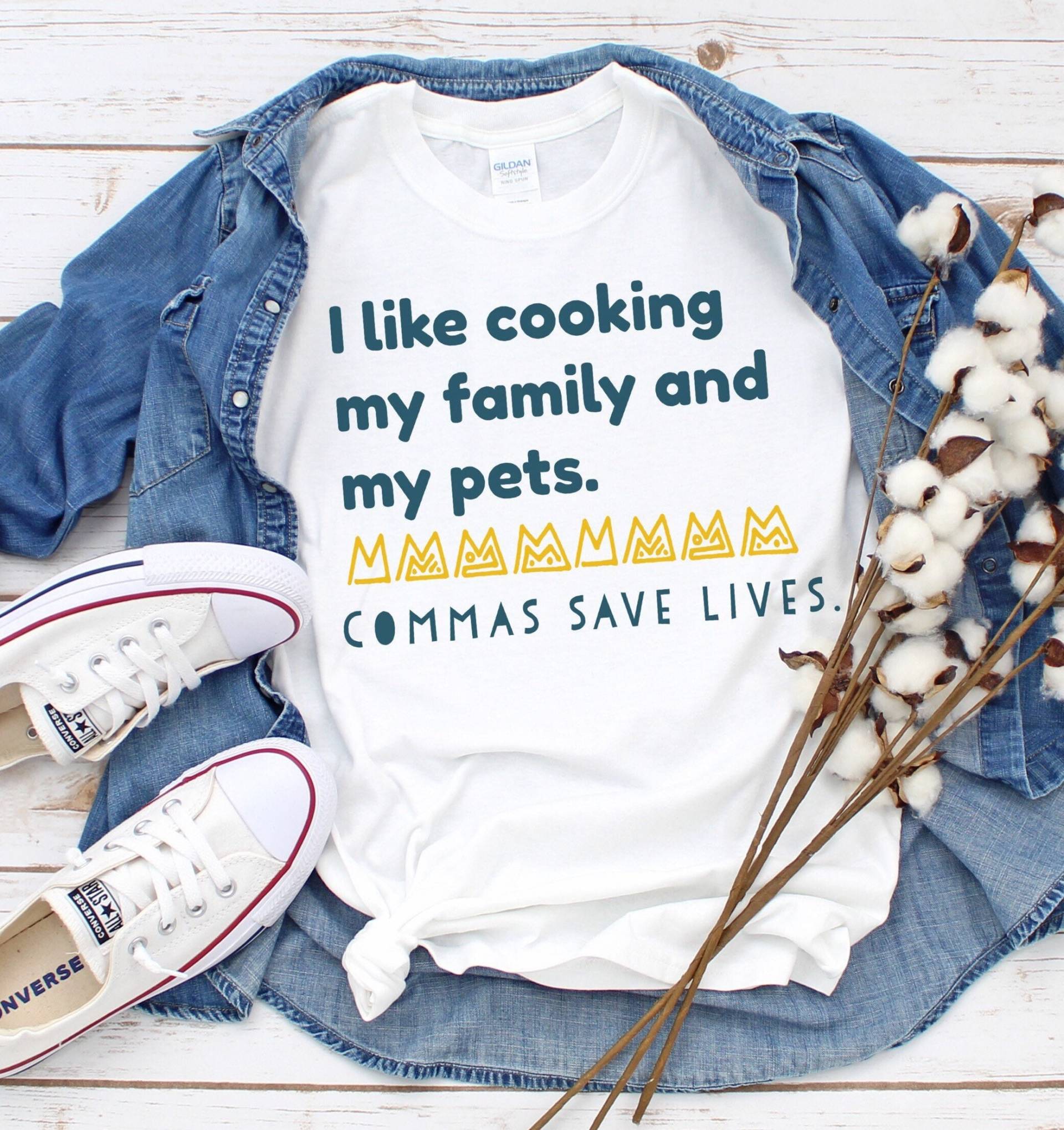 Ich Koche Gerne Meine Familie Und Haustiere Kommas Save Lives Shirt, Englisch Lehrer Grammatik Leselehrer, Lehrhemden von RootedInChristStudio