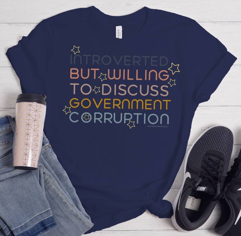 Introvertiert, Aber Bereit, Die Bestechung Der Regierung Zu Reflektieren Shirt, Lustiges Introvertiertes Konservatives Protest Mensch Rechts Shirt von RootedInChristStudio