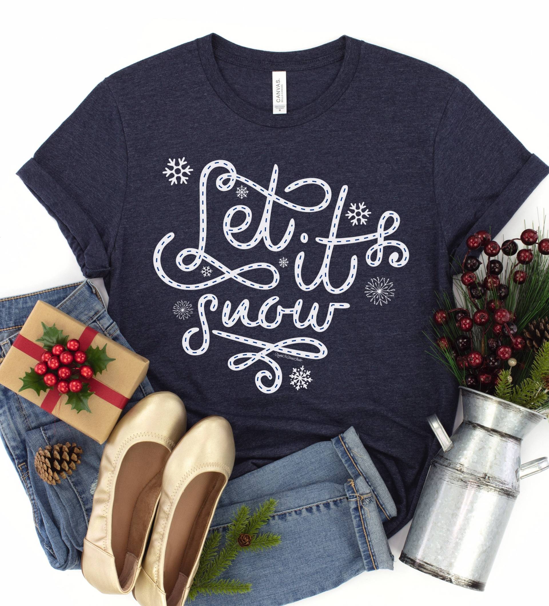 Let It Snow Shirt, Winter Weihnachtsshirt, Schneeflocken, Schneeflocke Wonderland Shirt von RootedInChristStudio