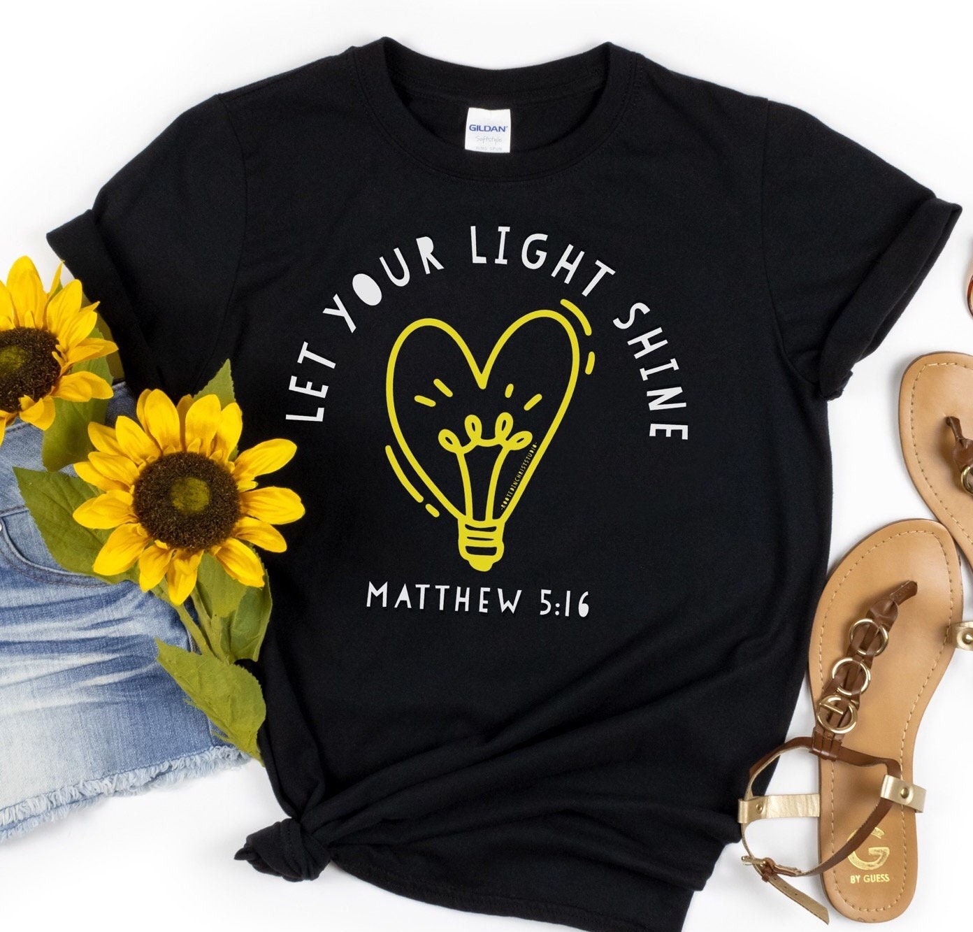 Let Your Light Shine Shirt, Matthäus 516 Be The Christliches Weihnachtsgeschenk, Inspirierendes Bibelvers Shirts von RootedInChristStudio