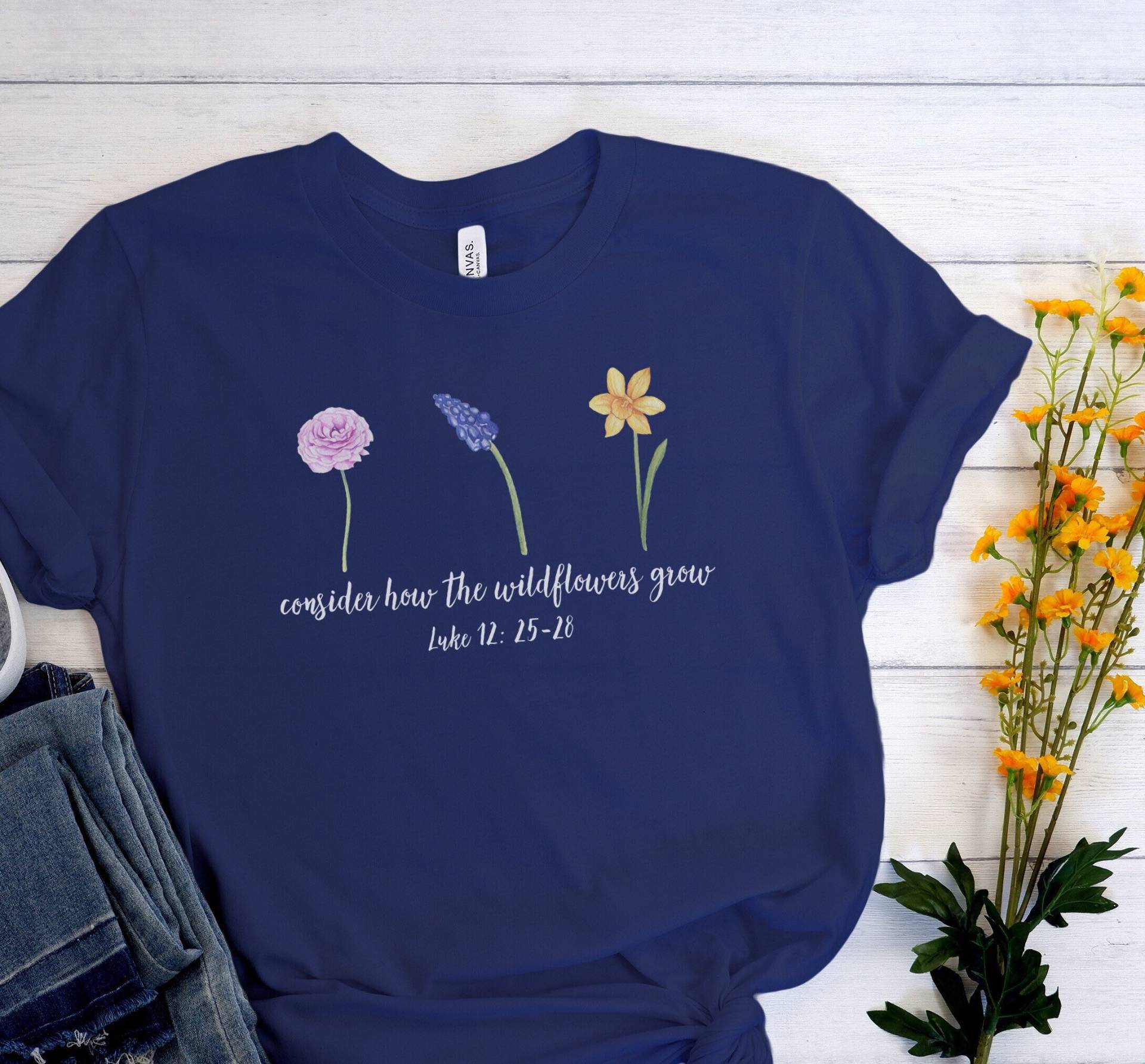 Mach Dir Keine Sorgen, Wie Die Wilden Blumen Wachsen Luke 12 Bibel-Vers-Christliches T-Shirt von RootedInChristStudio