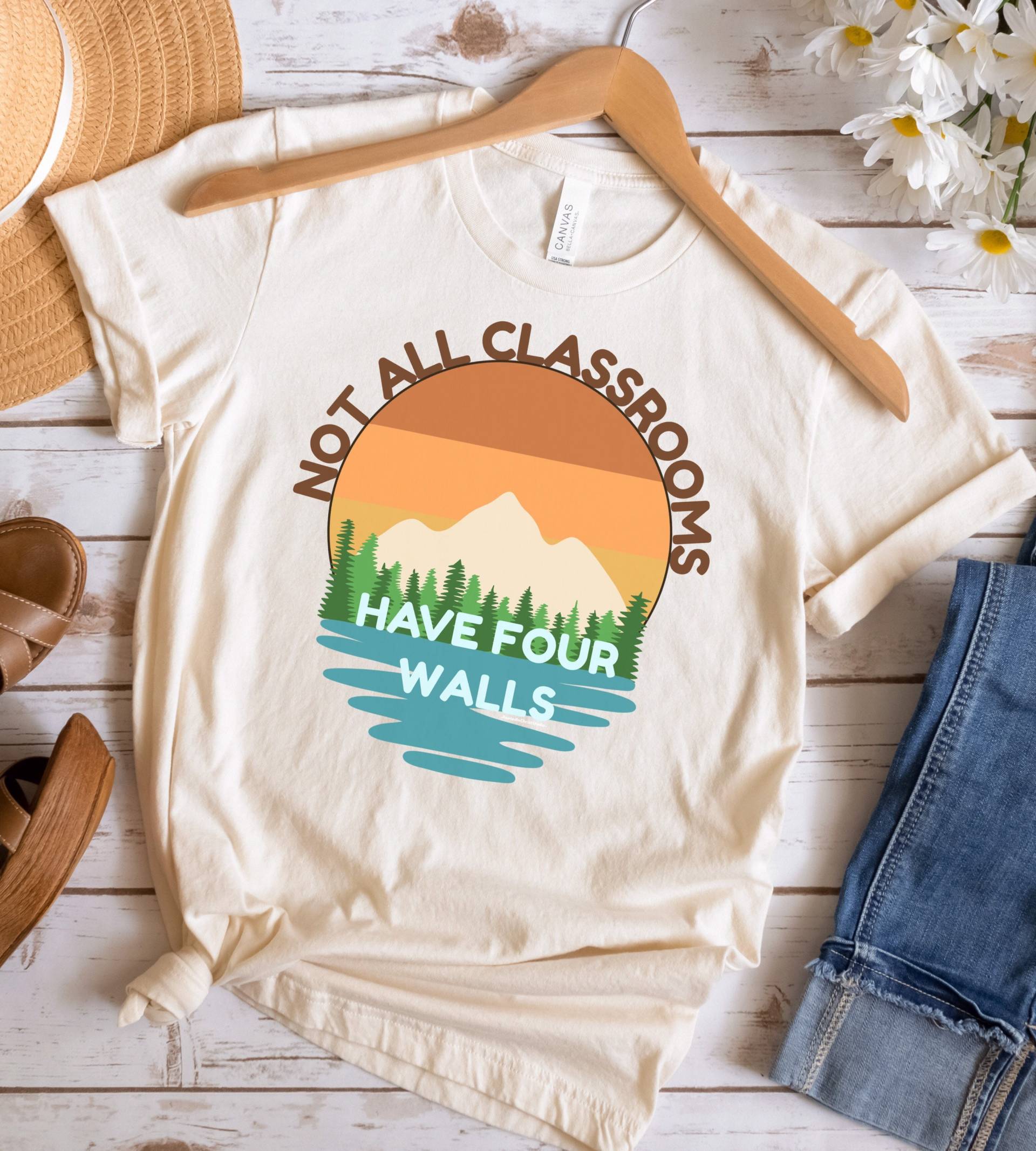 Nicht Alle Klassenzimmer Haben Vier Wände Shirt, Homeschool Mom Montessori, Charlotte Mason, Lehrer Shirts, Weihnachtsgeschenk von RootedInChristStudio