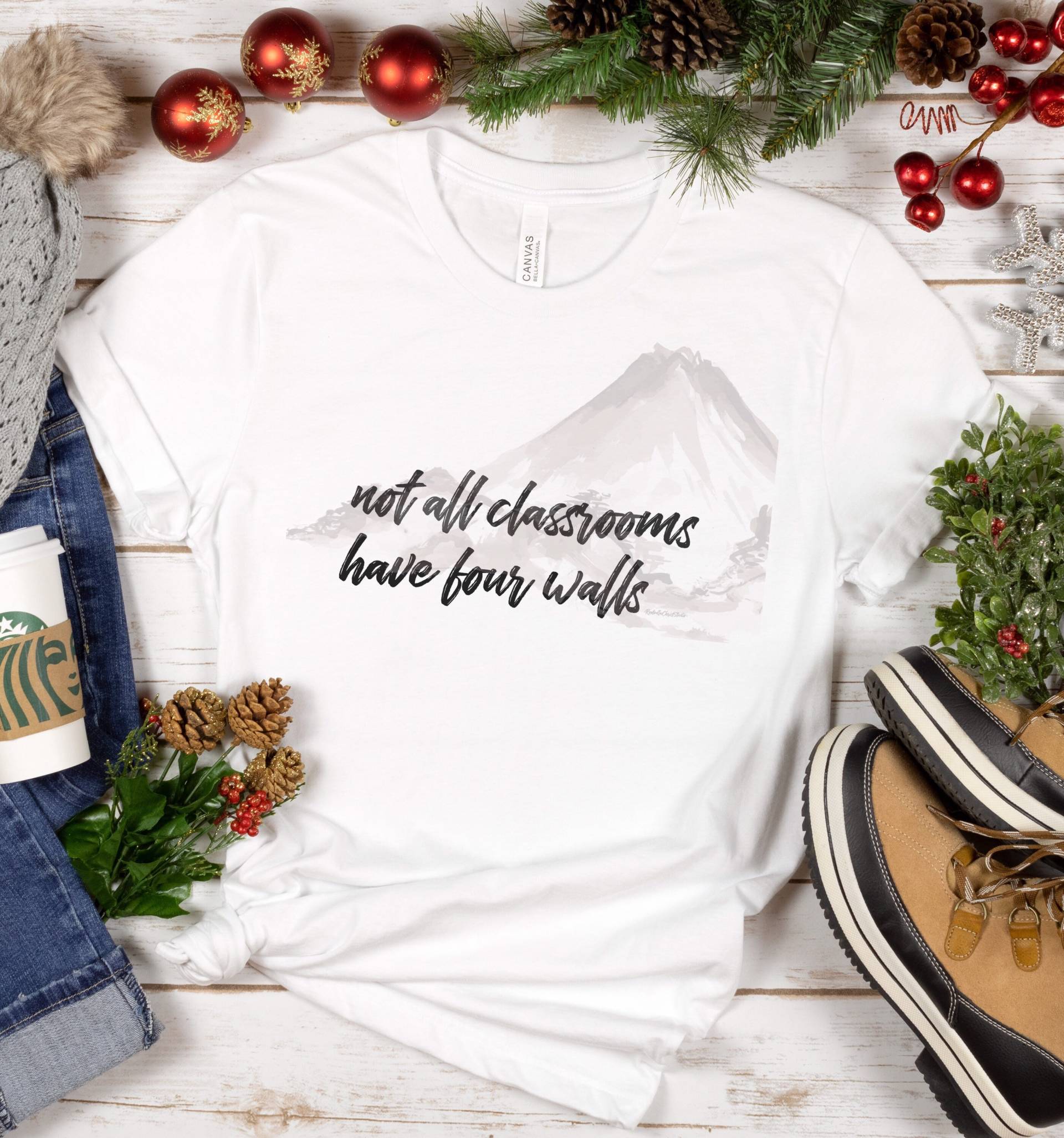 Nicht Alle Klassenzimmer Haben Vier Wände Shirt, Homeschool Mom Montessori, Charlotte Mason, Lehrer Shirts, Weihnachtsgeschenk von RootedInChristStudio