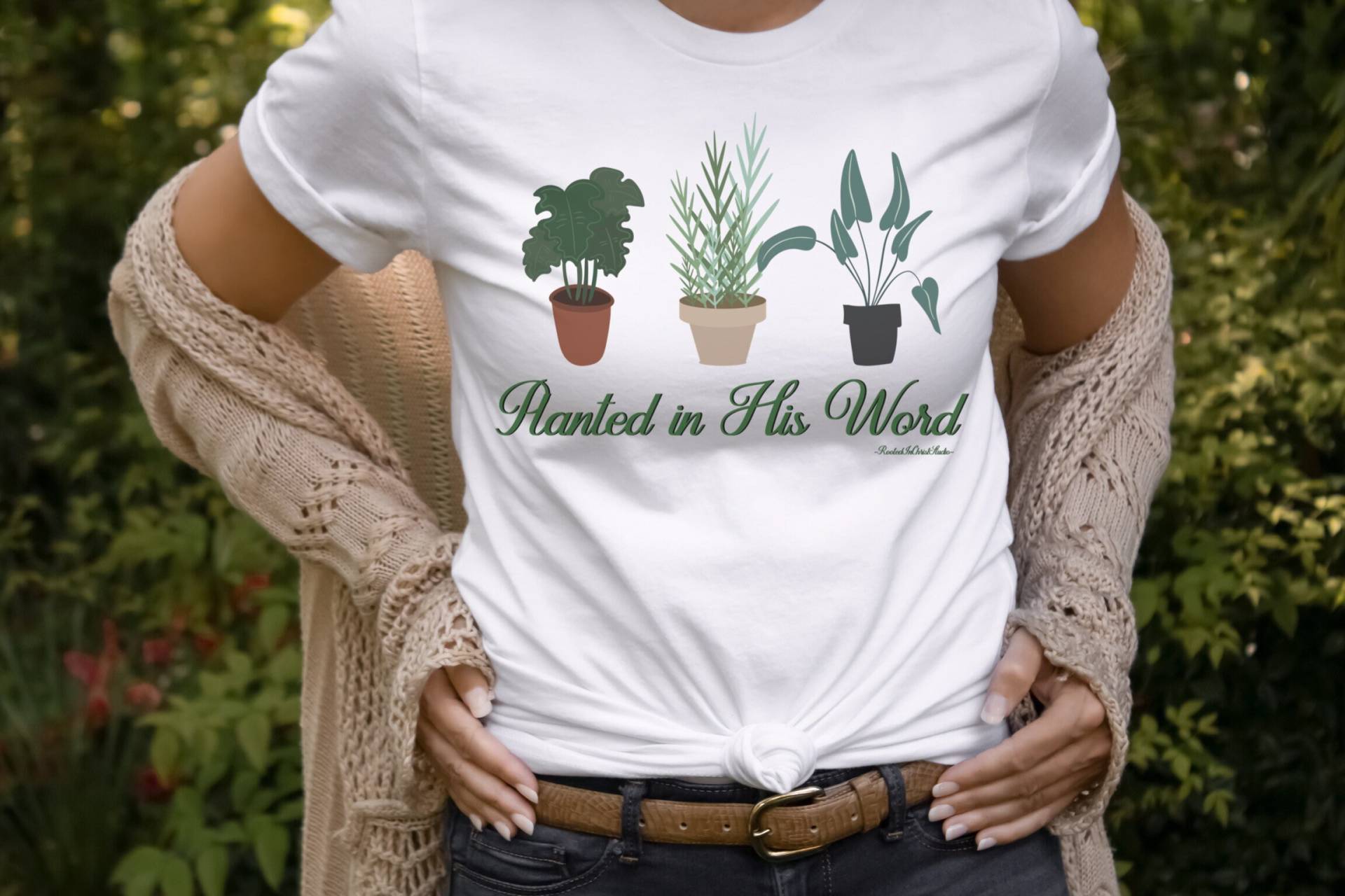 Pflanzt in Seinem Wort Kleine Pflanzen Shirt, Christliches Frauen Glaube T-Shirt, Christliche Kleidung, Gärtner Pflanzenliebe von RootedInChristStudio