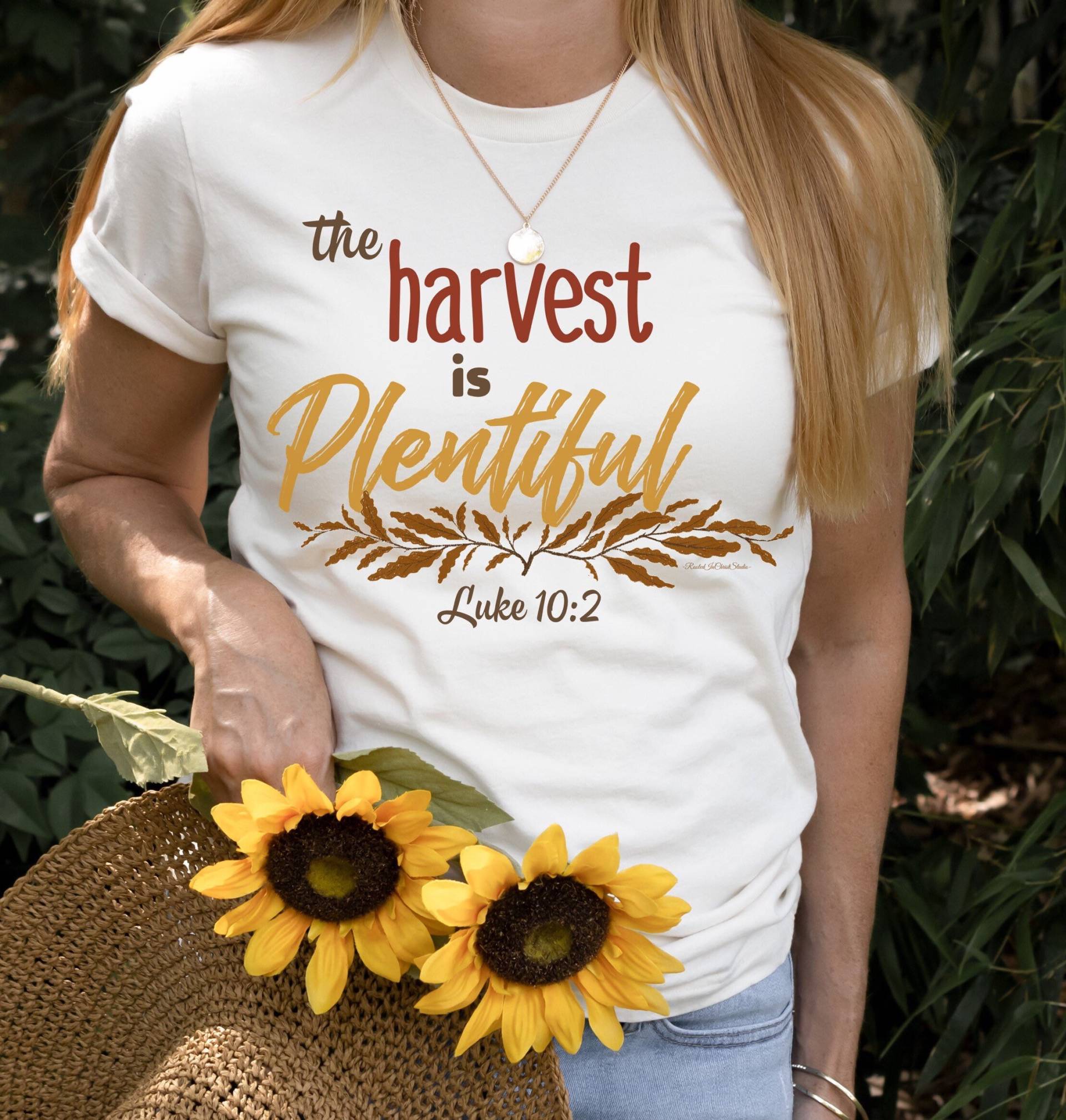 The Harvest Is Plentiful Shirt, Luke 102 Dankbares Herbst Kleidung, Hello Fall Thanksgiving Shirts, Bibelvers Shirt von RootedInChristStudio