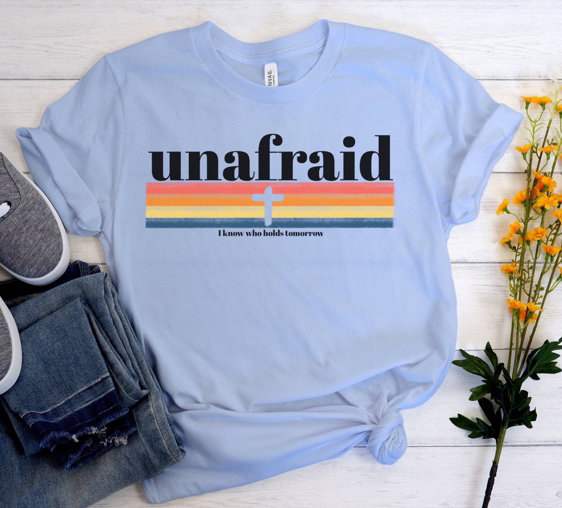 Unafraid I Know Who Holds Tomorrow Shirt, Christliche T-Shirts, Bibelvers Shirts Für Frauen, Glaube Grafik Trend von RootedInChristStudio