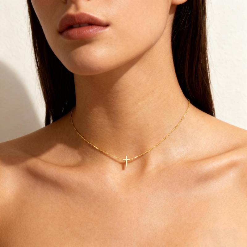 Eine Zarte Und Zierliche Goldene Kreuzkette Für Frauen von RootsandWingsShops