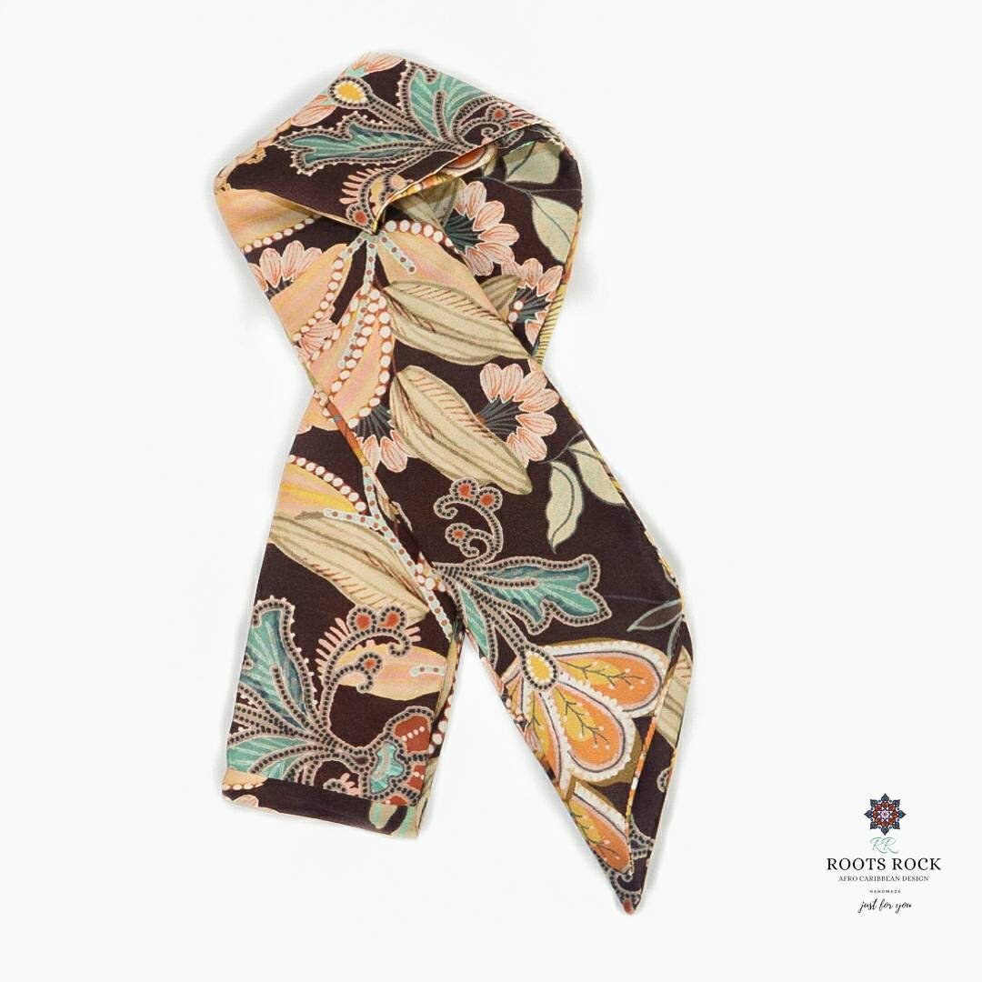 Handgefertigtes Floral Satin Kopftuch Schal Mit Seidenkanten von Rootsrockdesign