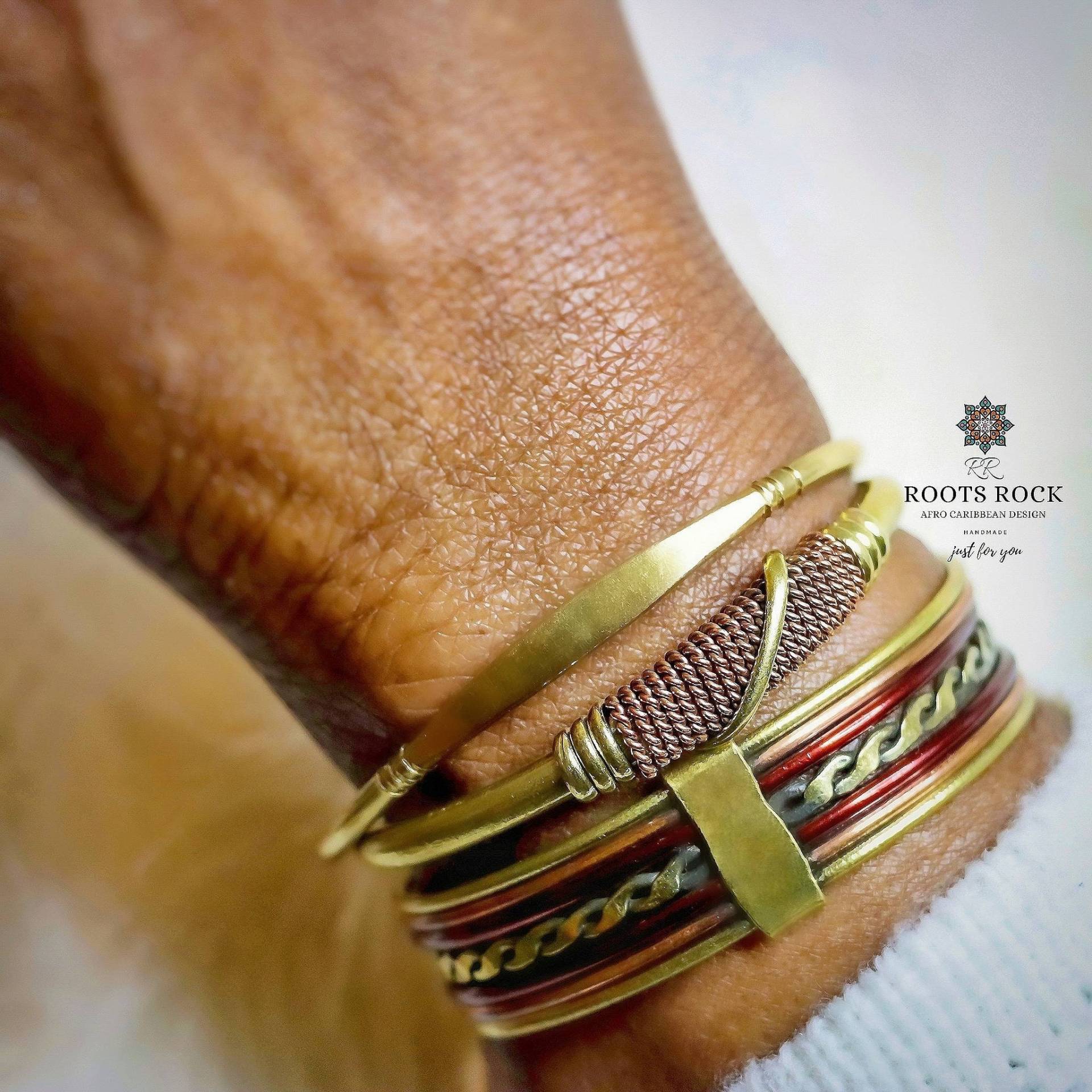 Handgefertigtes Messing Kupfer Armreif Verstellbarer Schmuck Für Jeden Tag von Rootsrockdesign
