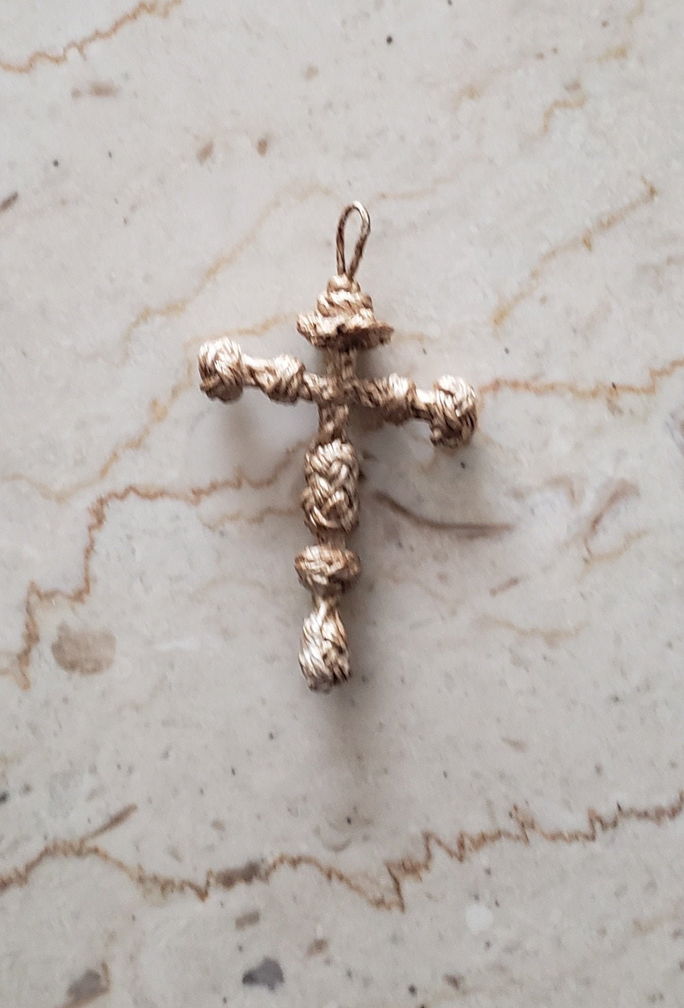 Ausgefallenes Goldenes Seilkreuz - Religiöses Geschenk Im Maritimen Stil Hand Gebunden Makramee, Ausgefallene Seilarbeit Satte Farbe Artikelnummer Ausgefallenes Goldenes Seilkreuz - Religiöses Geschenk Im Maritimen Stil Hand Gebunden Makramee, Ausgefallene Seilarbeit Satte Farbe Artikelnummer von RopeworkbyDennis